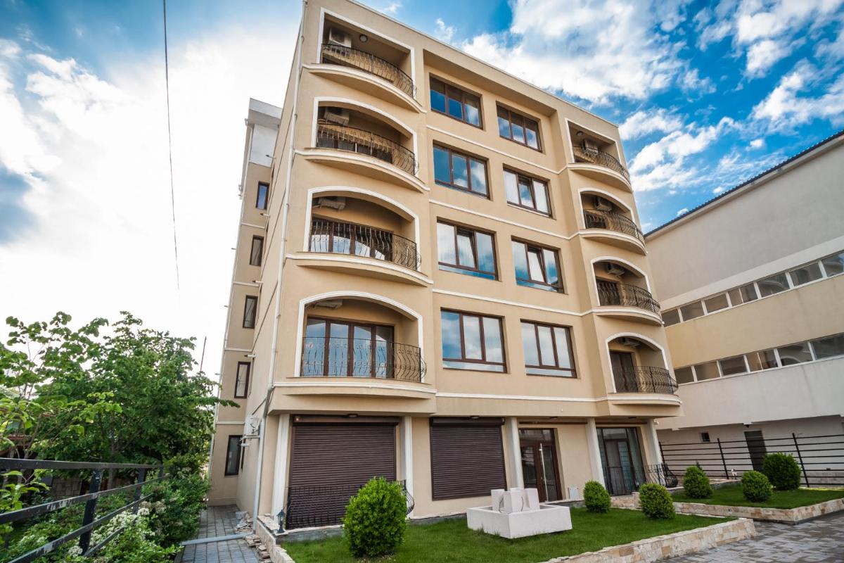 Apartment with Balcony photo 2
