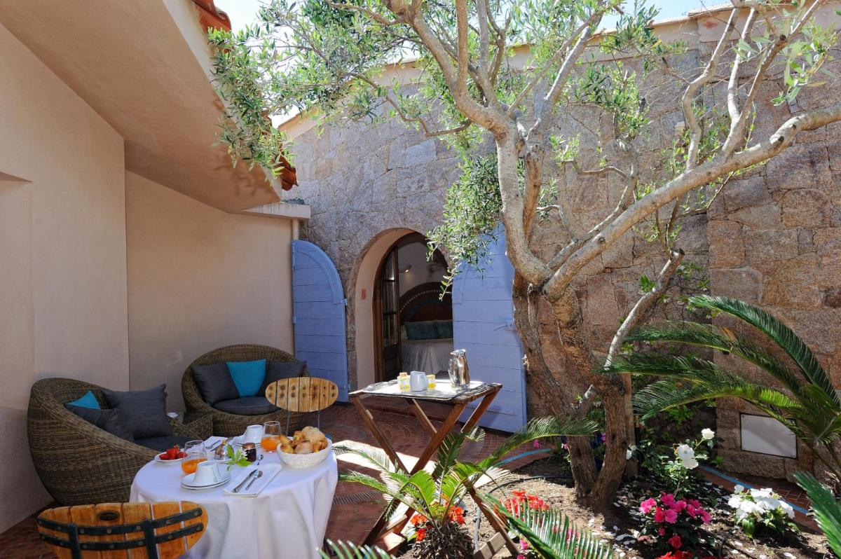 Double Room with Patio - Photo 2