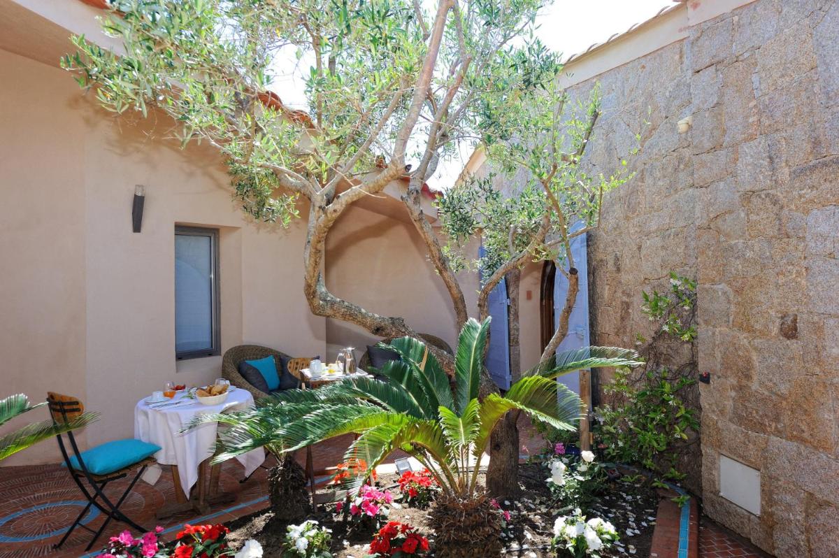 Double Room with Patio - Photo 14