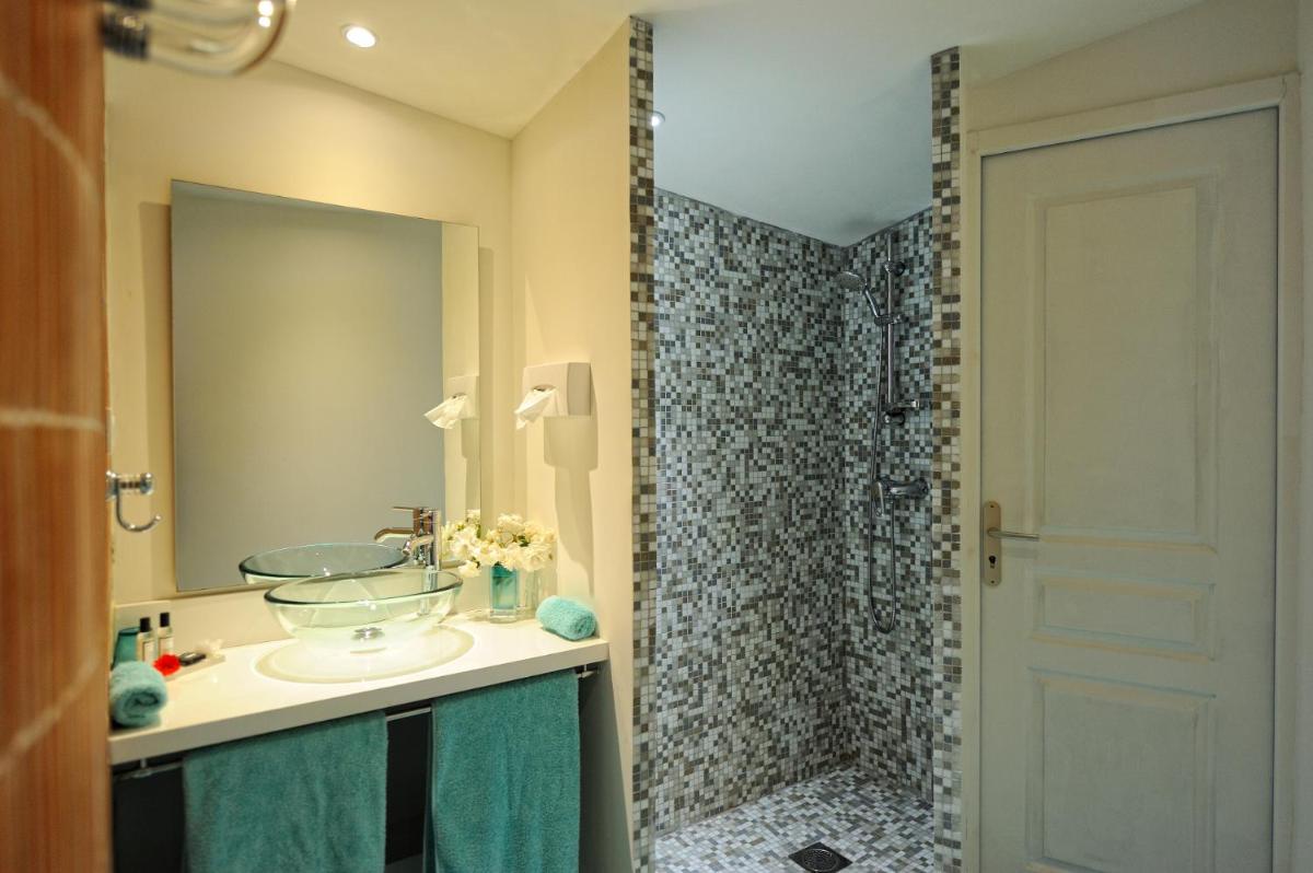 Double Room with Patio - Photo 12