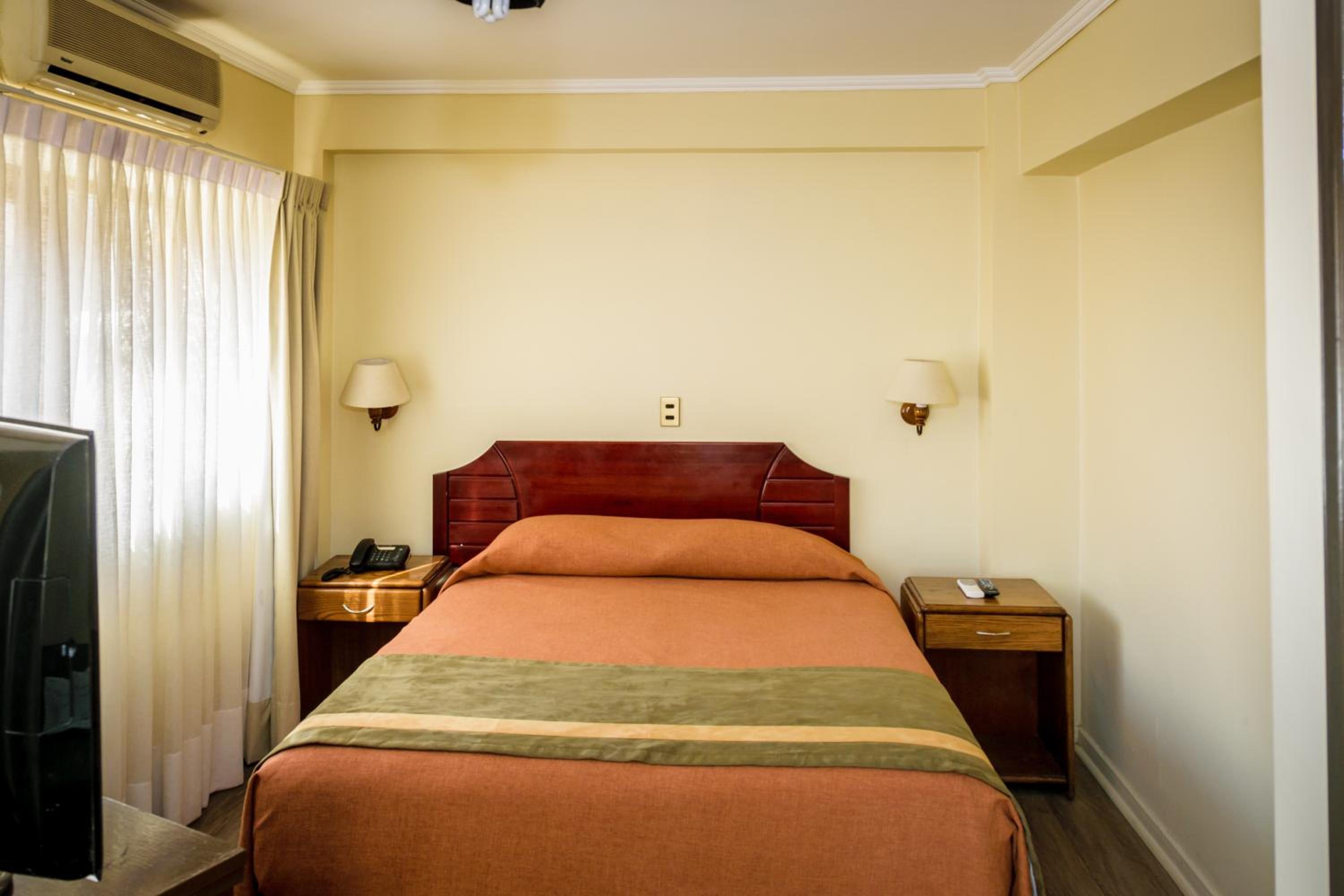 Queen Room photo 1