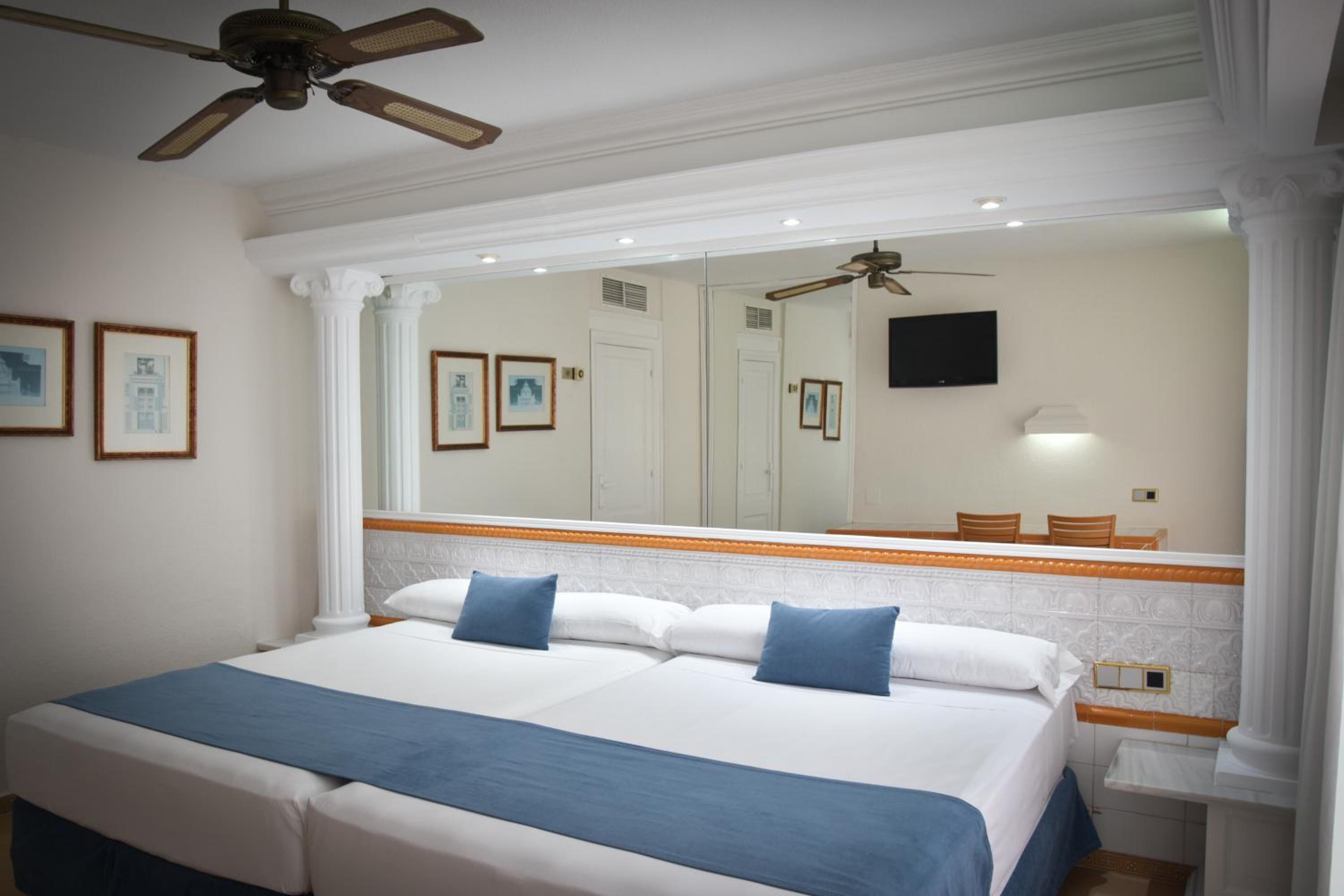 Double or Twin Room with Sea View - Photo 4