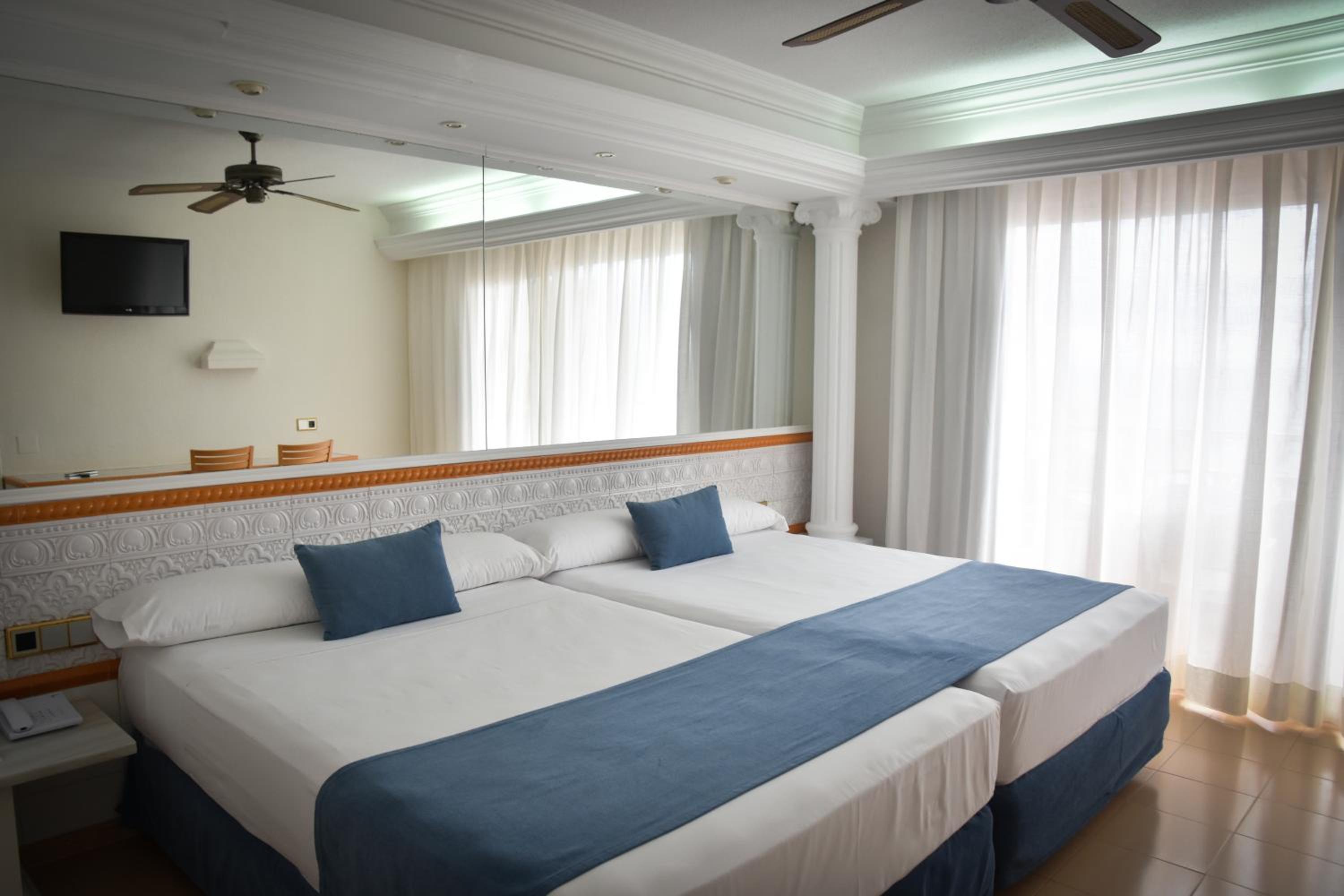 Double or Twin Room with Sea View - Photo 1