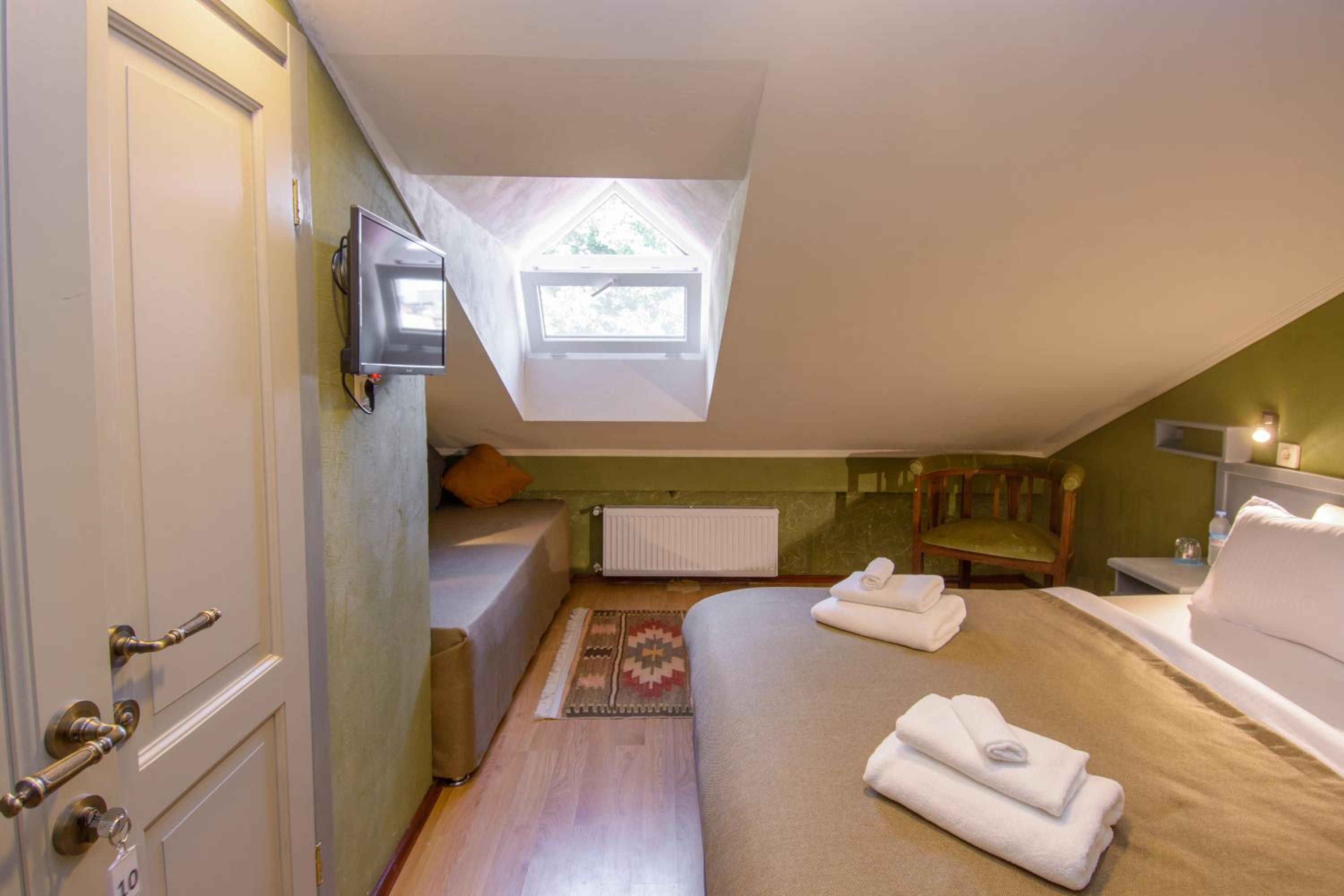 Attic Quadruple Room photo 3