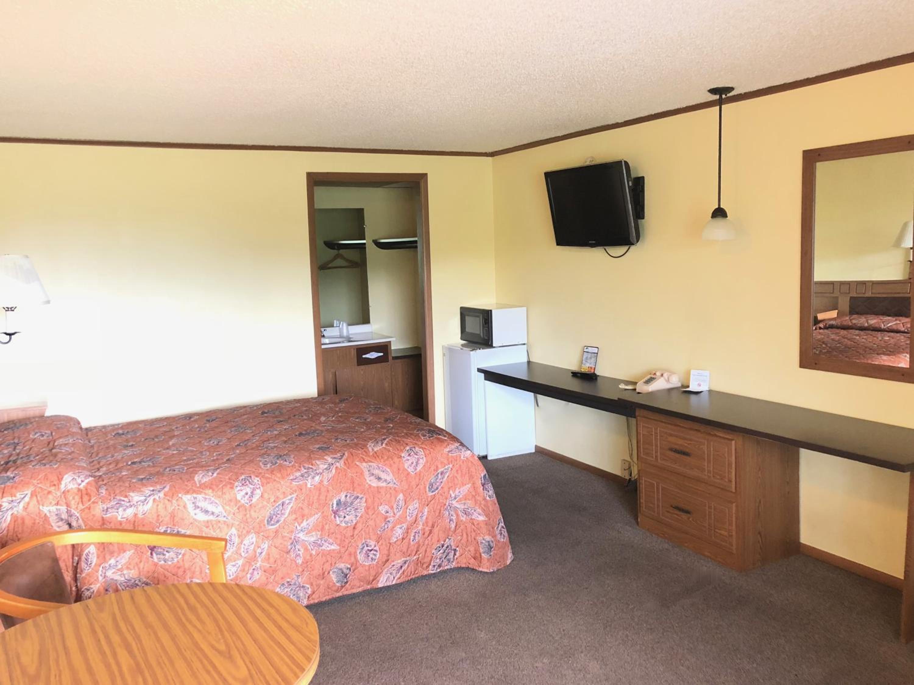 Standard Queen Room with One Queen Bed - Photo 1