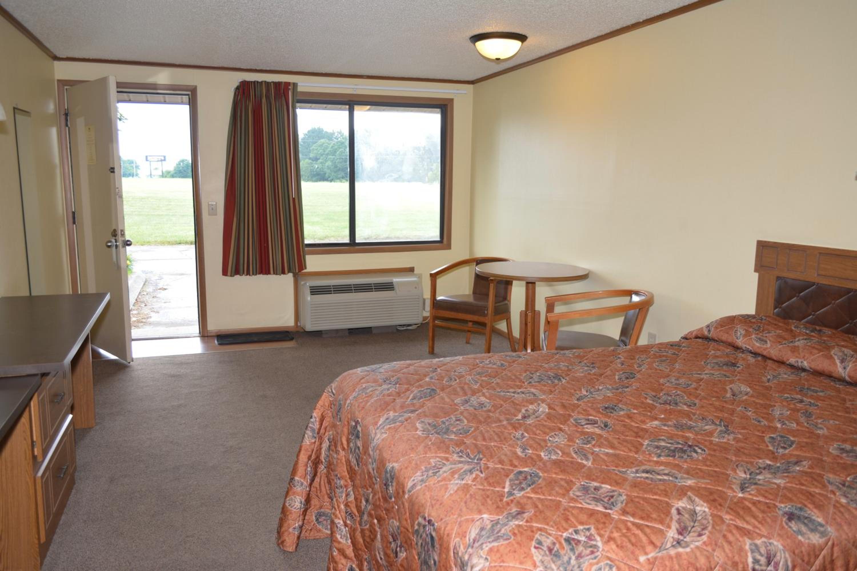Standard Queen Room with One Queen Bed - Photo 2