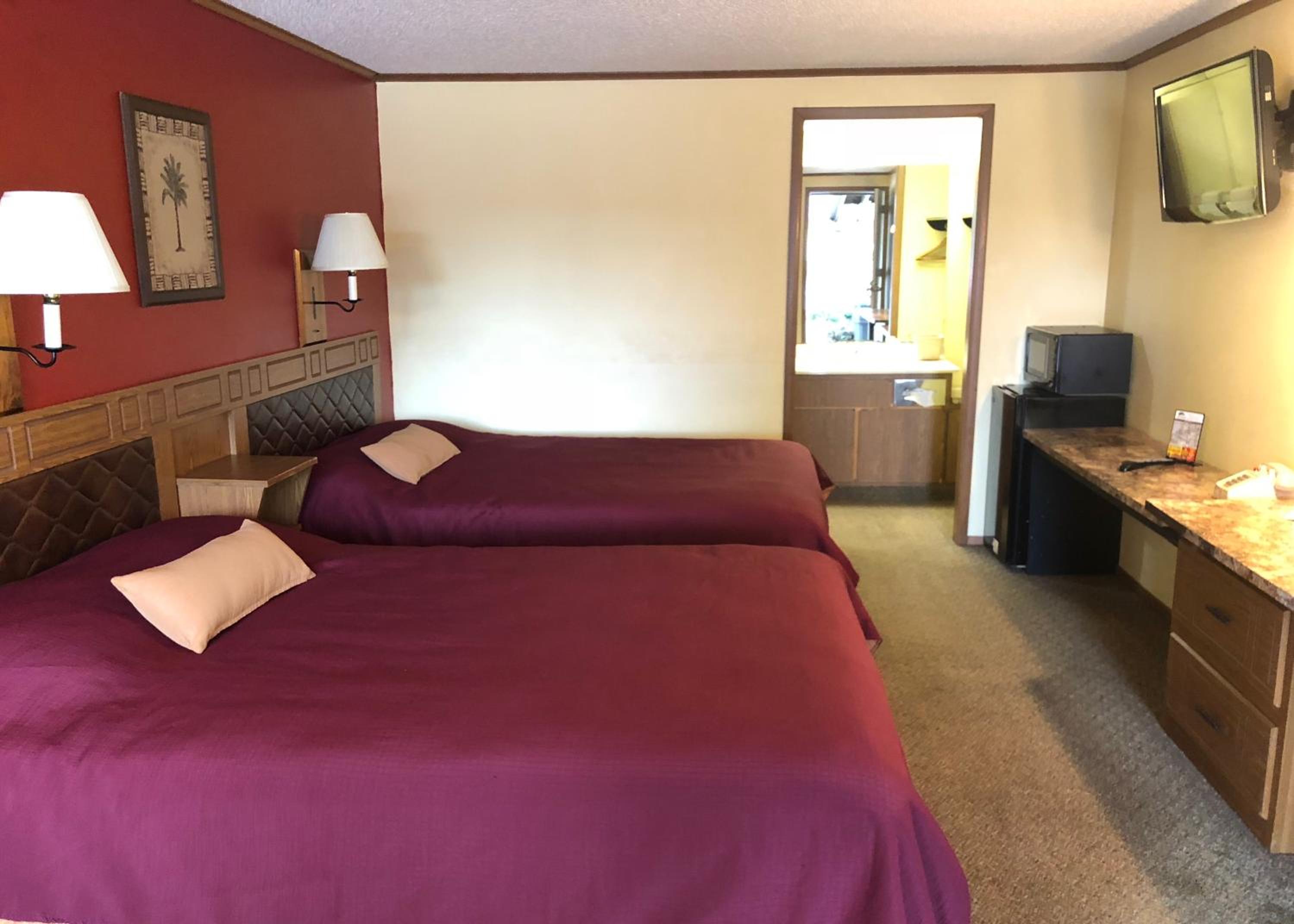 Standard Queen Room with Two Queen Beds - Photo 4