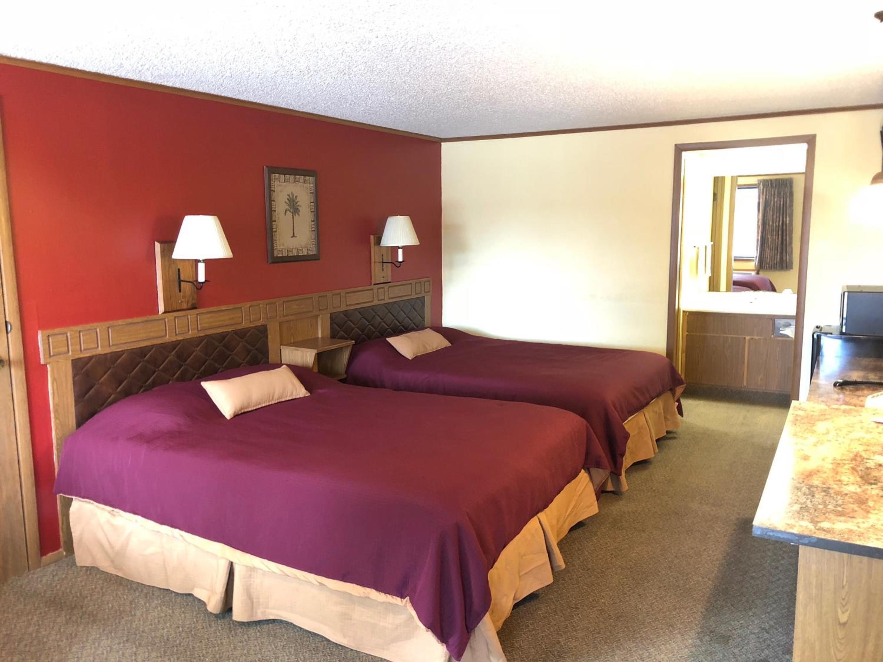 Standard Queen Room with Two Queen Beds - Photo 3