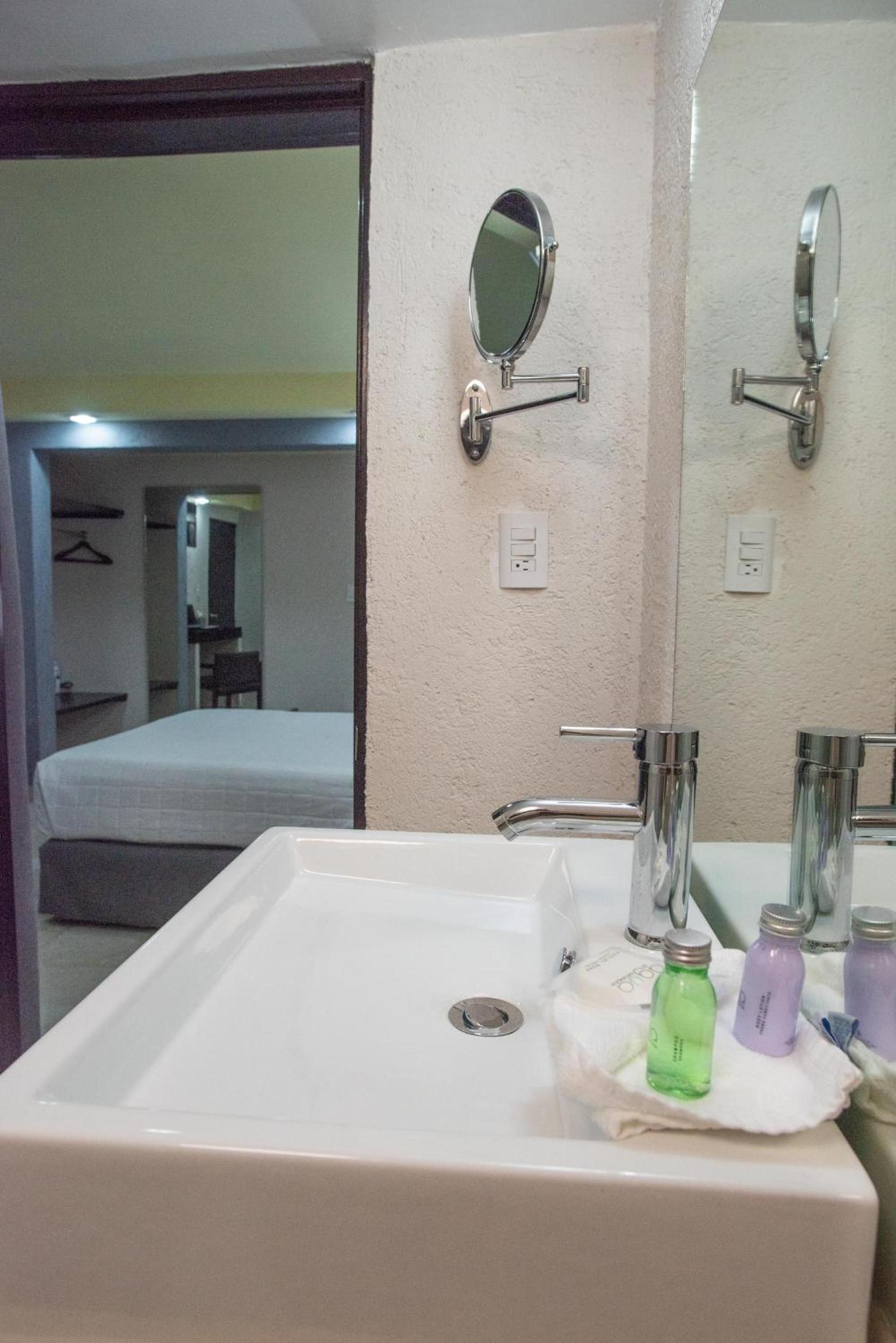 Double Room with One Queen Bed photo 2