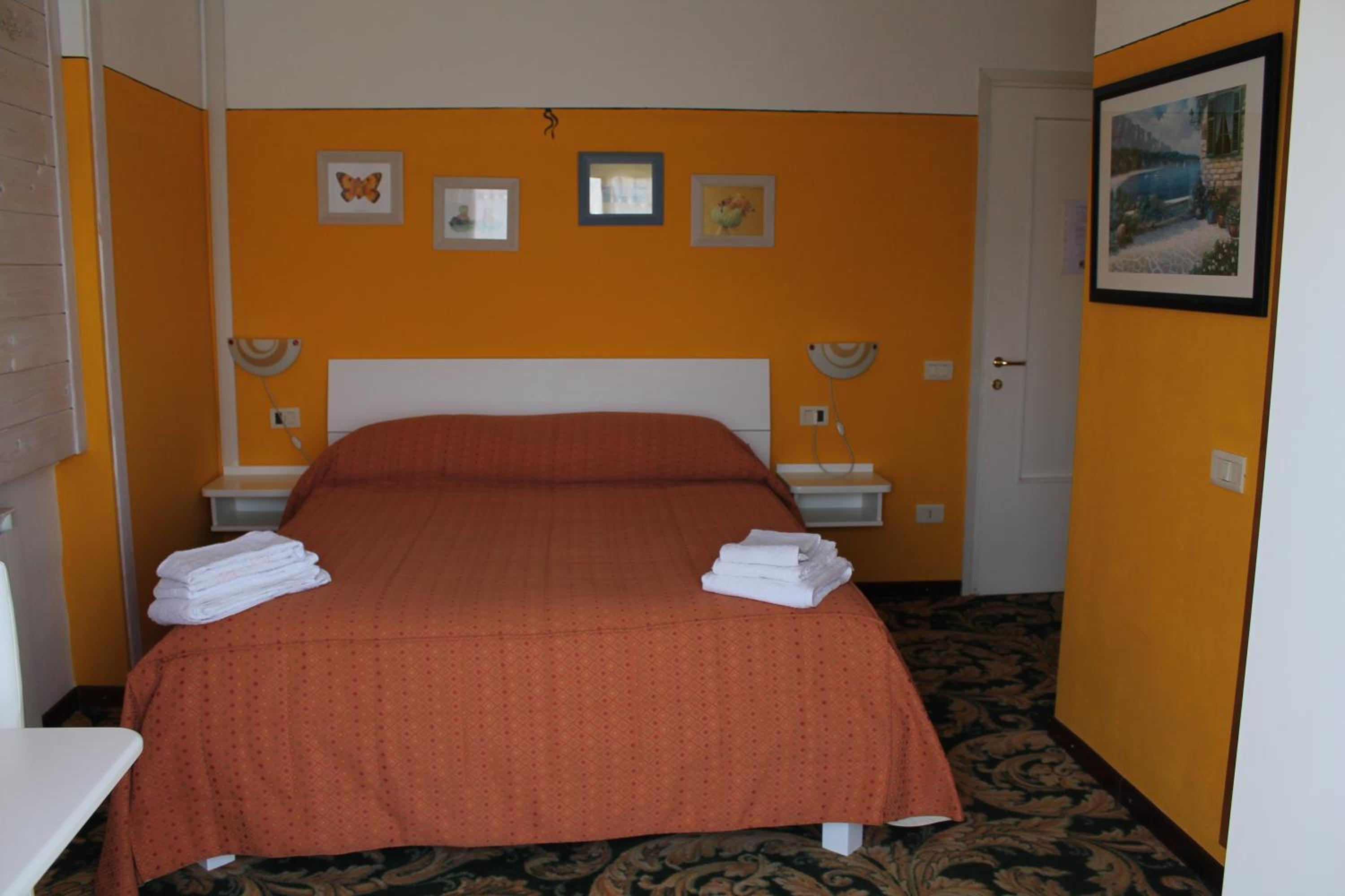Double or Twin Room with Lake View photo 3
