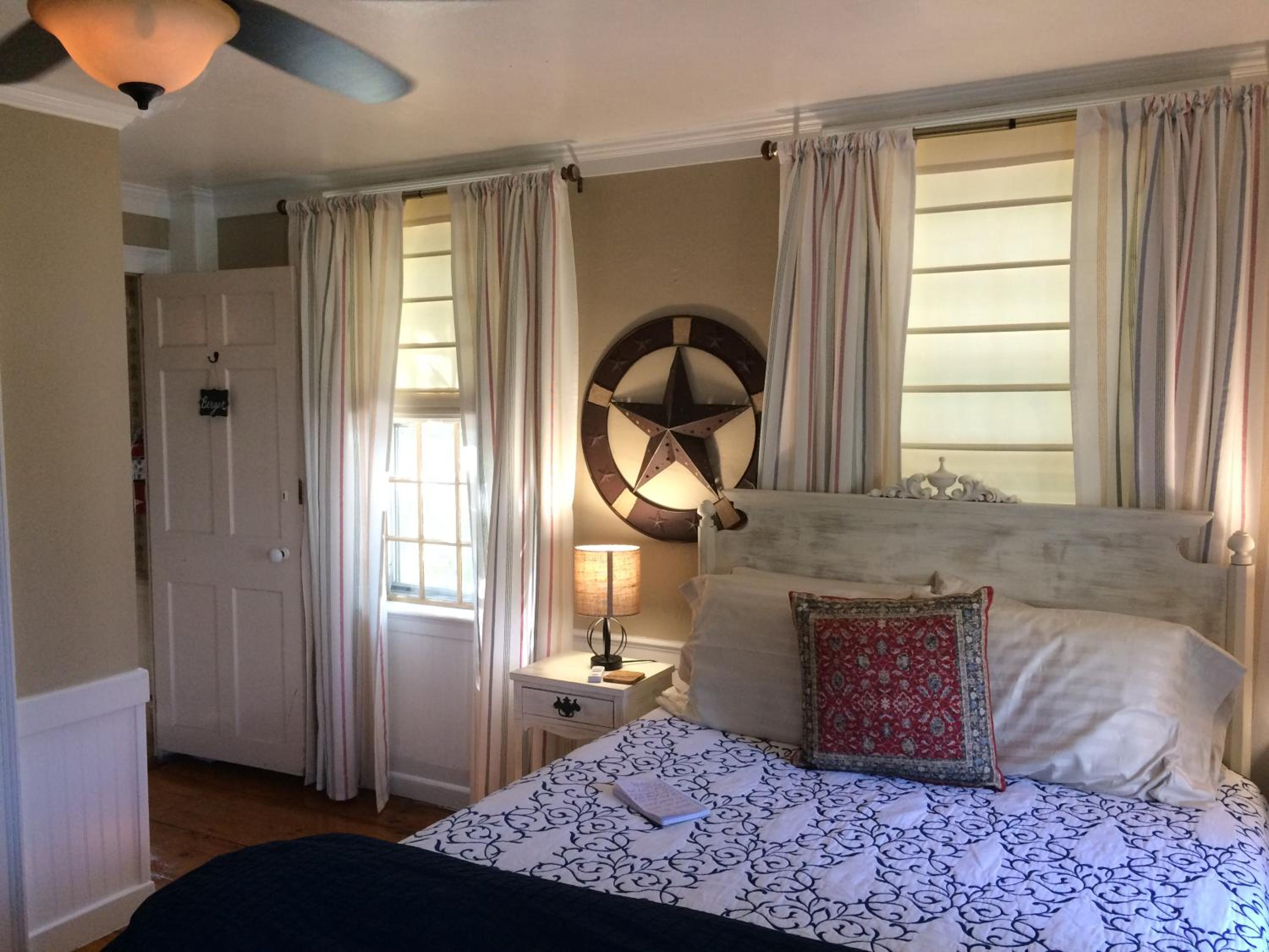 Queen Room photo 1