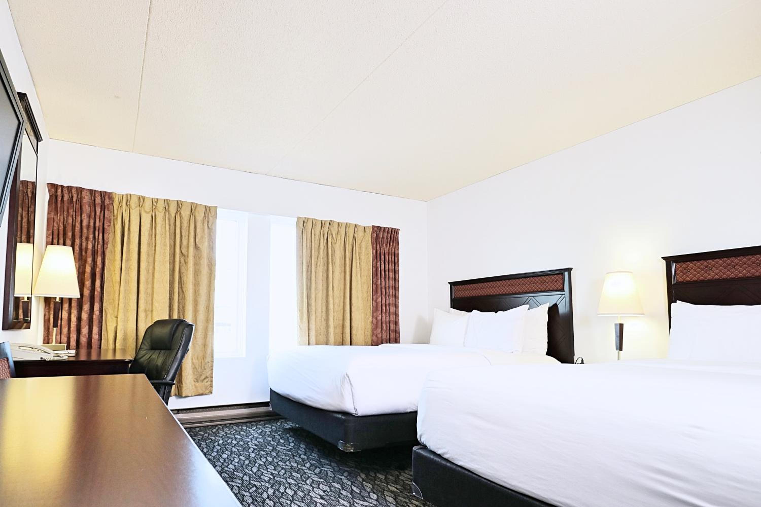 Standard Queen Room with Two Queen Beds - Photo 2