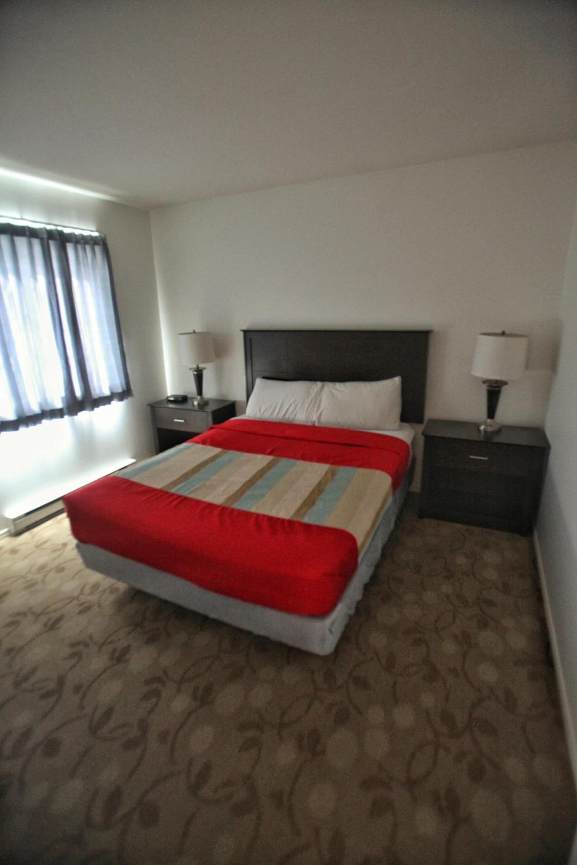Queen Room - Non-Smoking photo 3