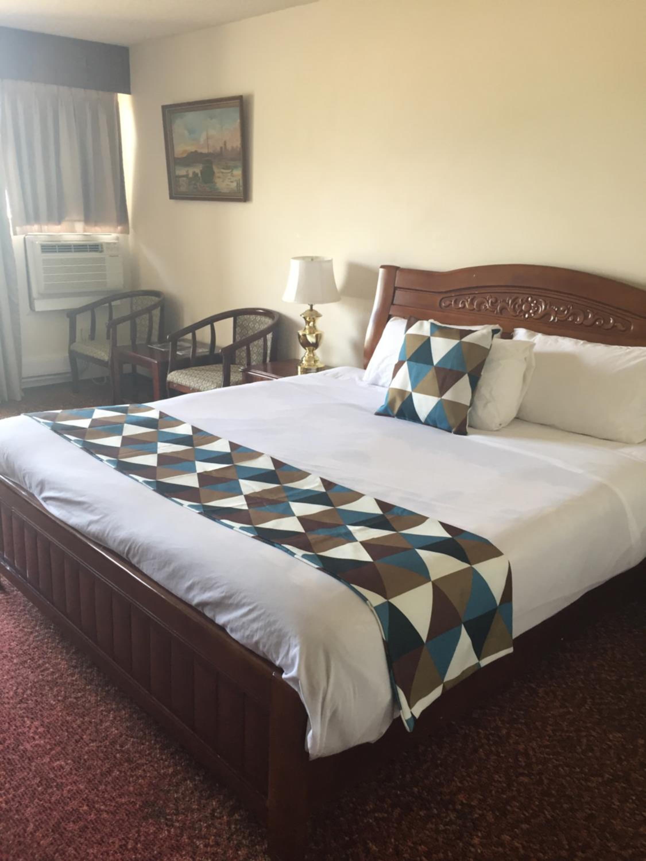 King Room with Balcony and Lake View - Photo 6