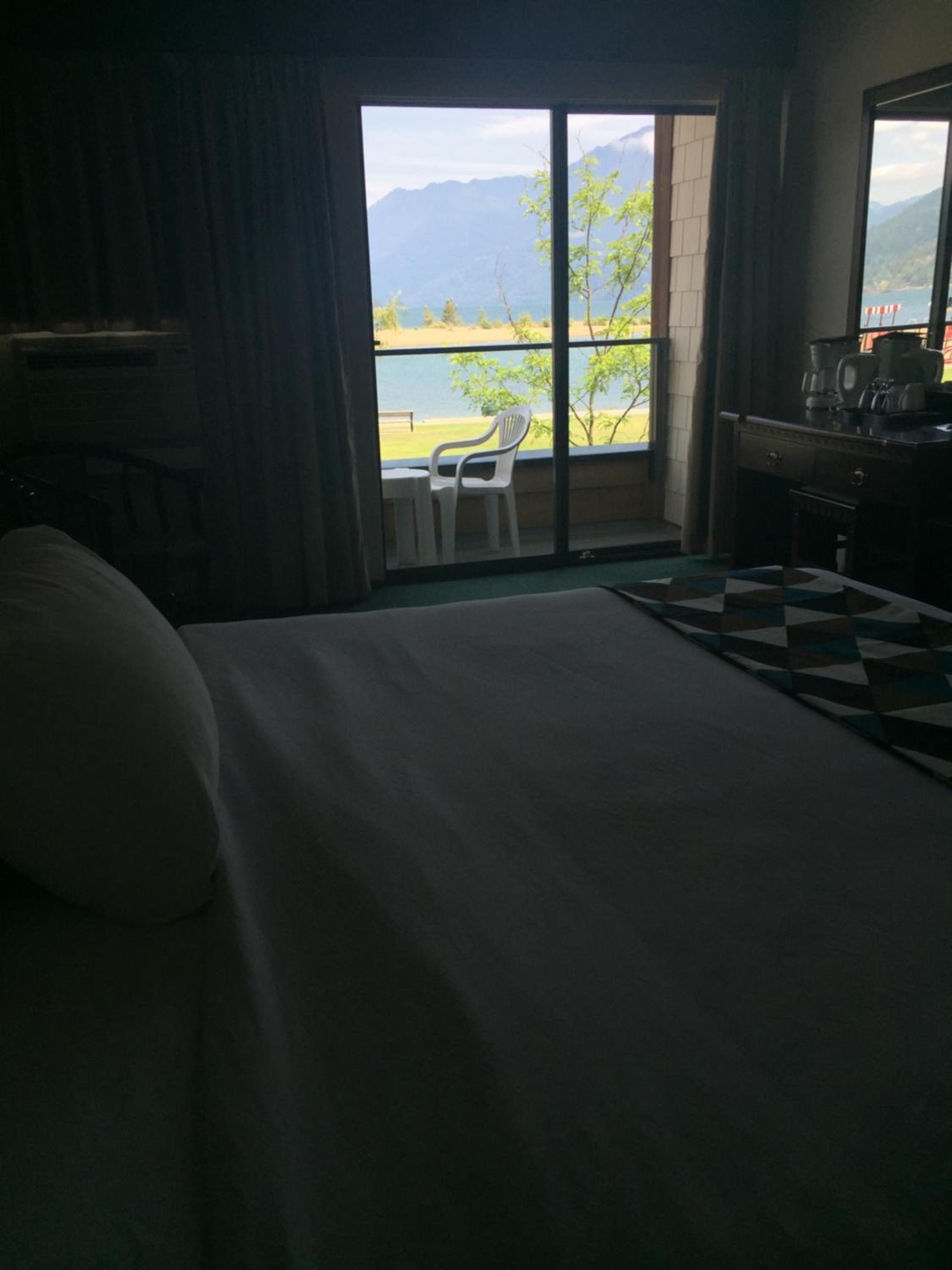 King Room with Balcony and Lake View - Photo 8