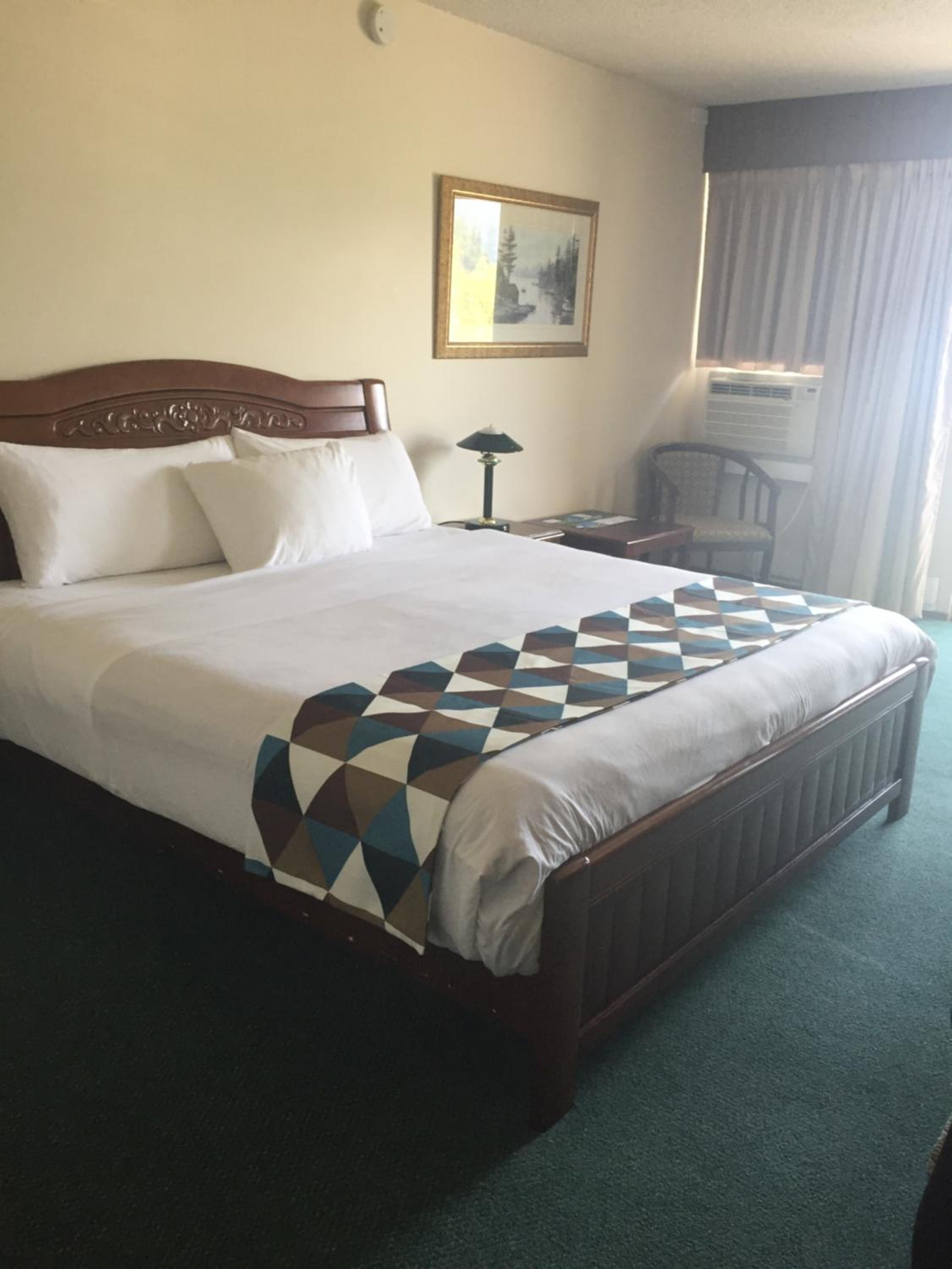 King Room with Balcony and Lake View - Photo 9