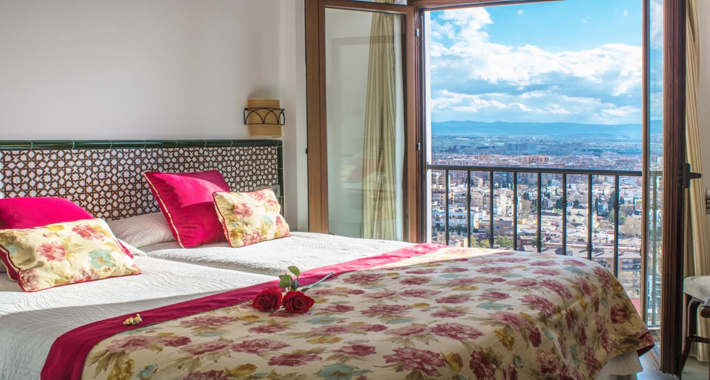 Superior Twin Room with City View - Photo 8