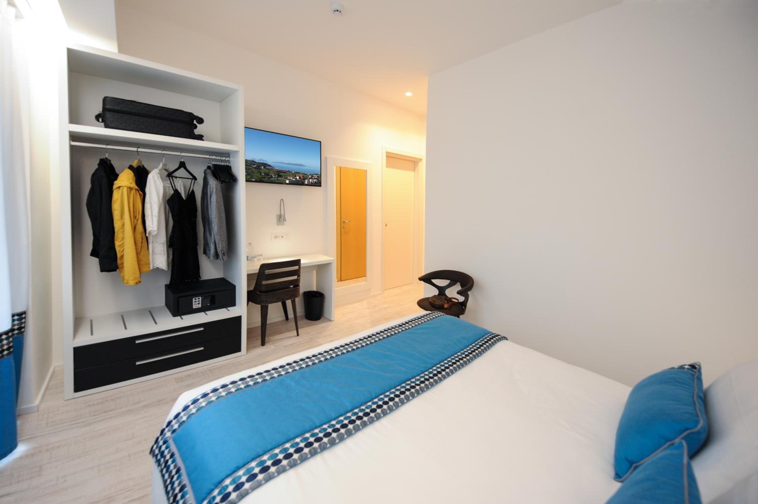 Double Room with Beach Access - Photo 4