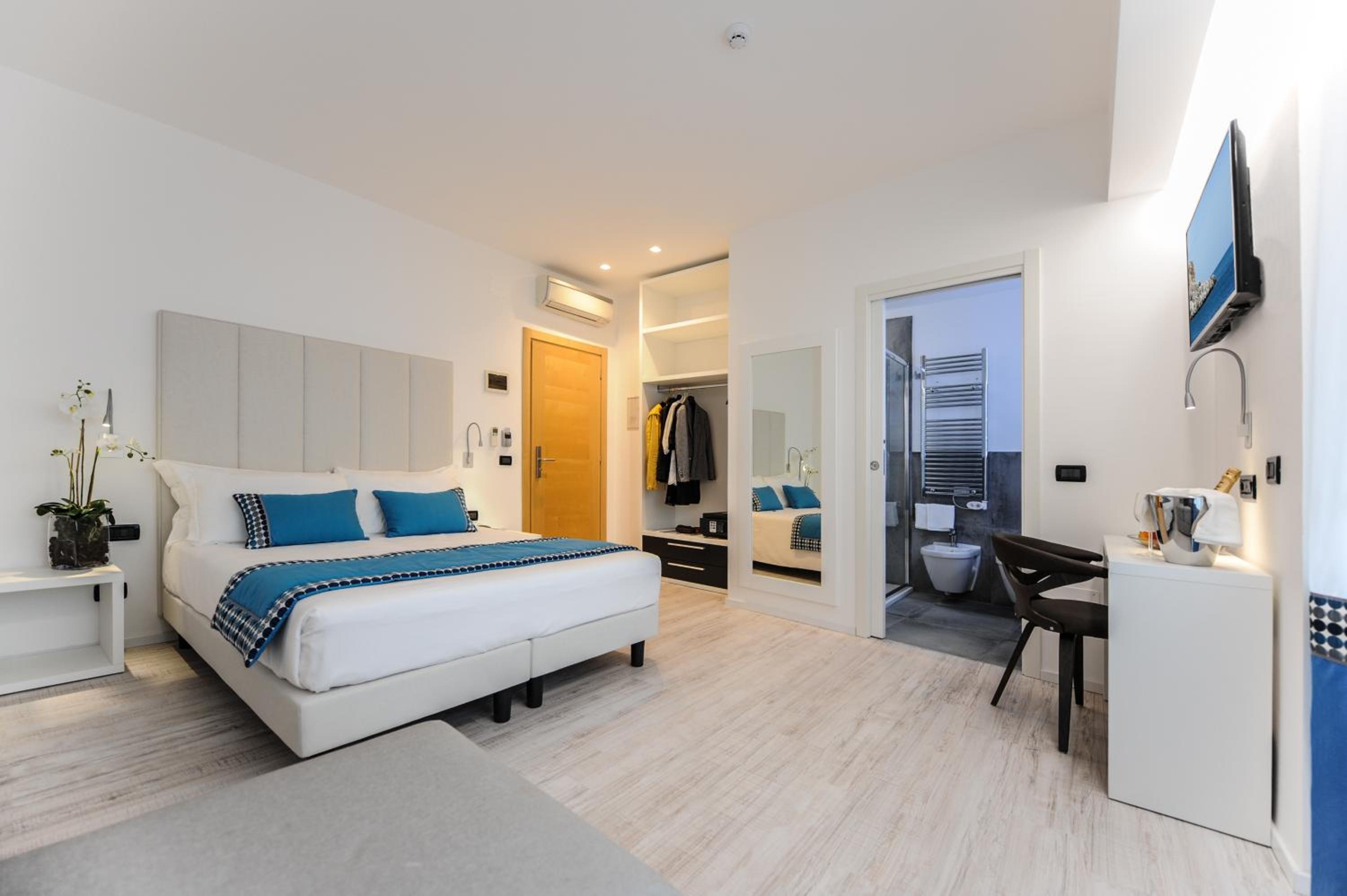 Superior Triple Room with beach access - Photo 5