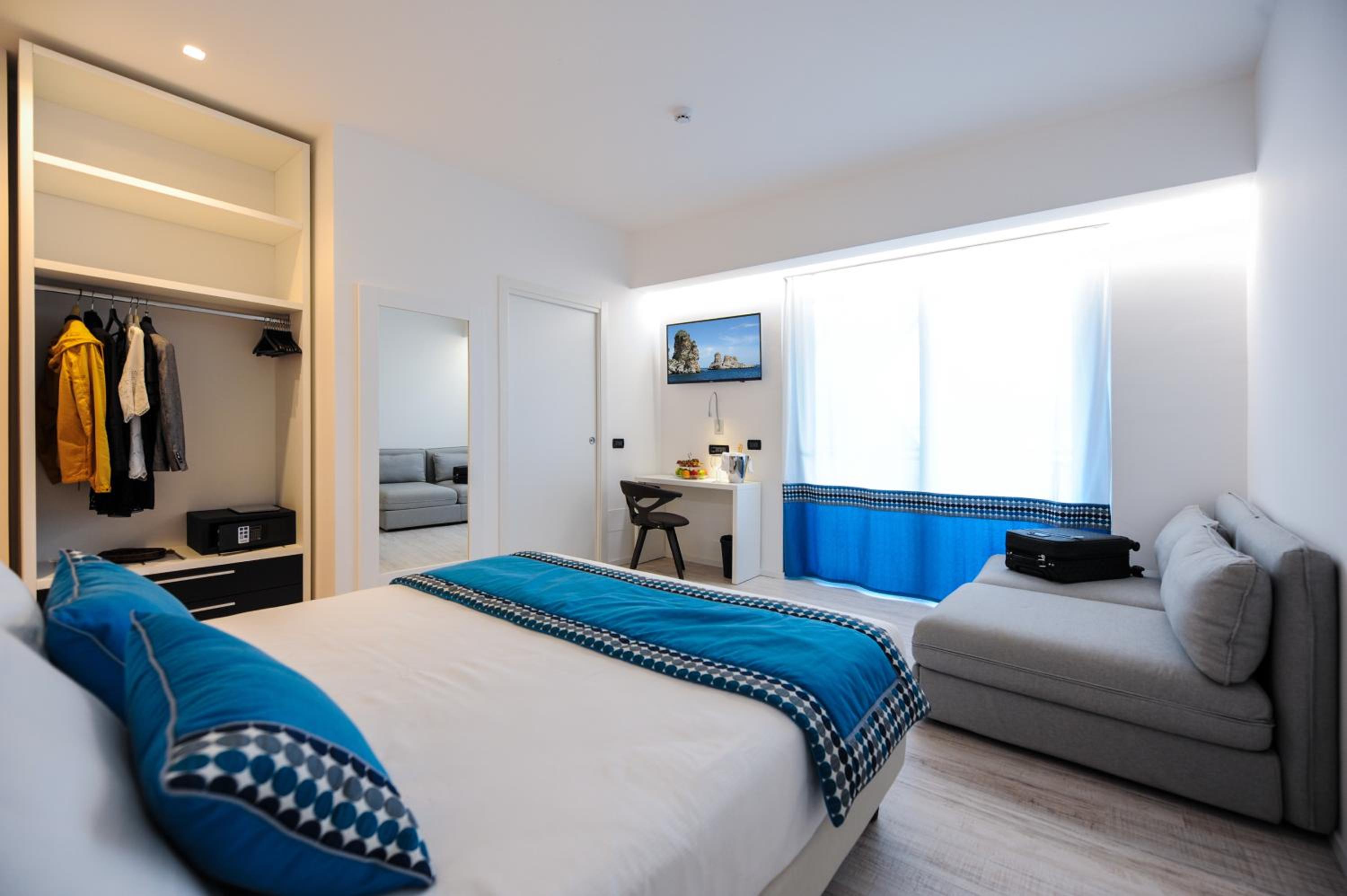 Superior Triple Room with beach access - Photo 9