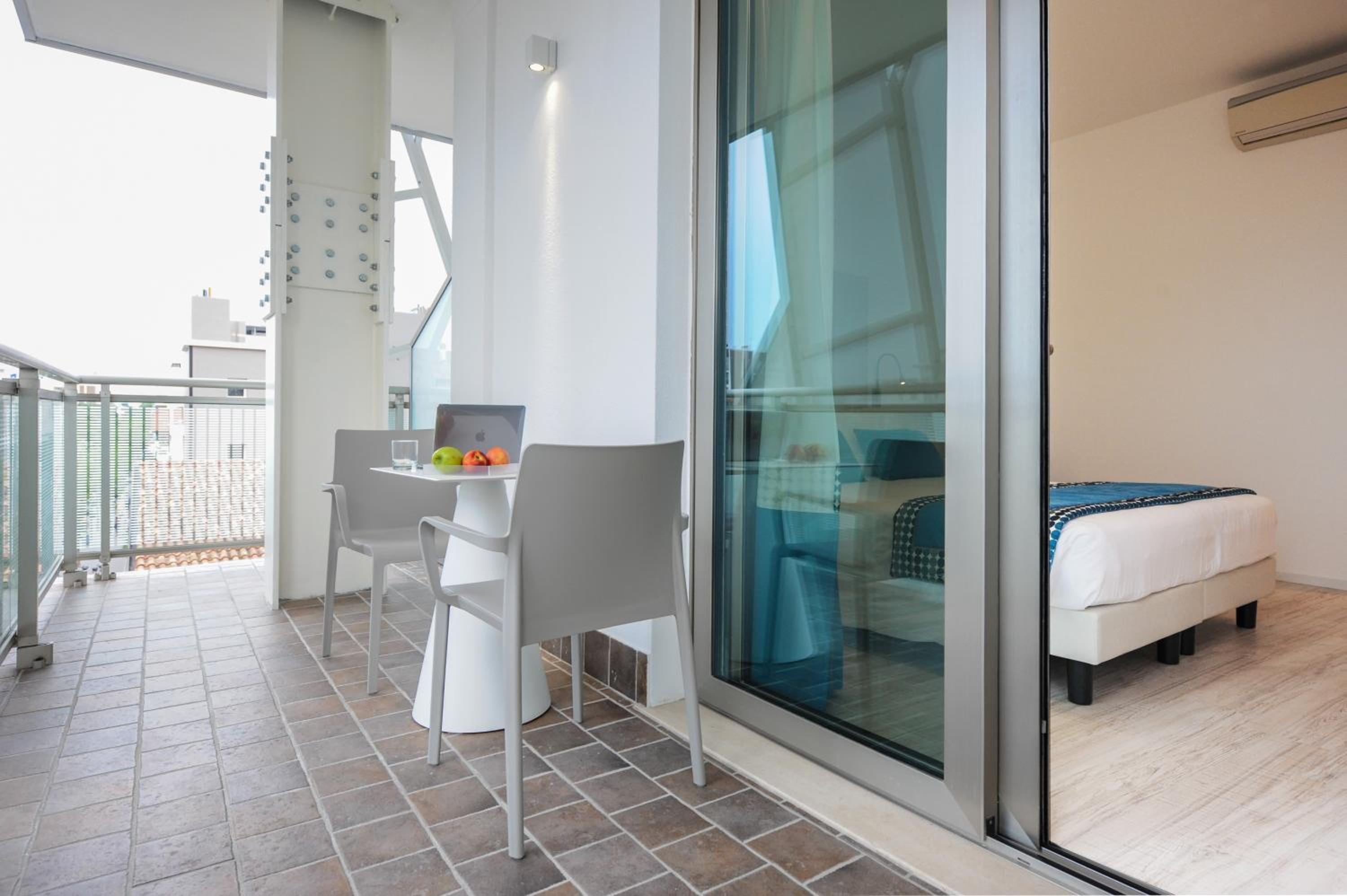 Superior Triple Room with beach access - Photo 4