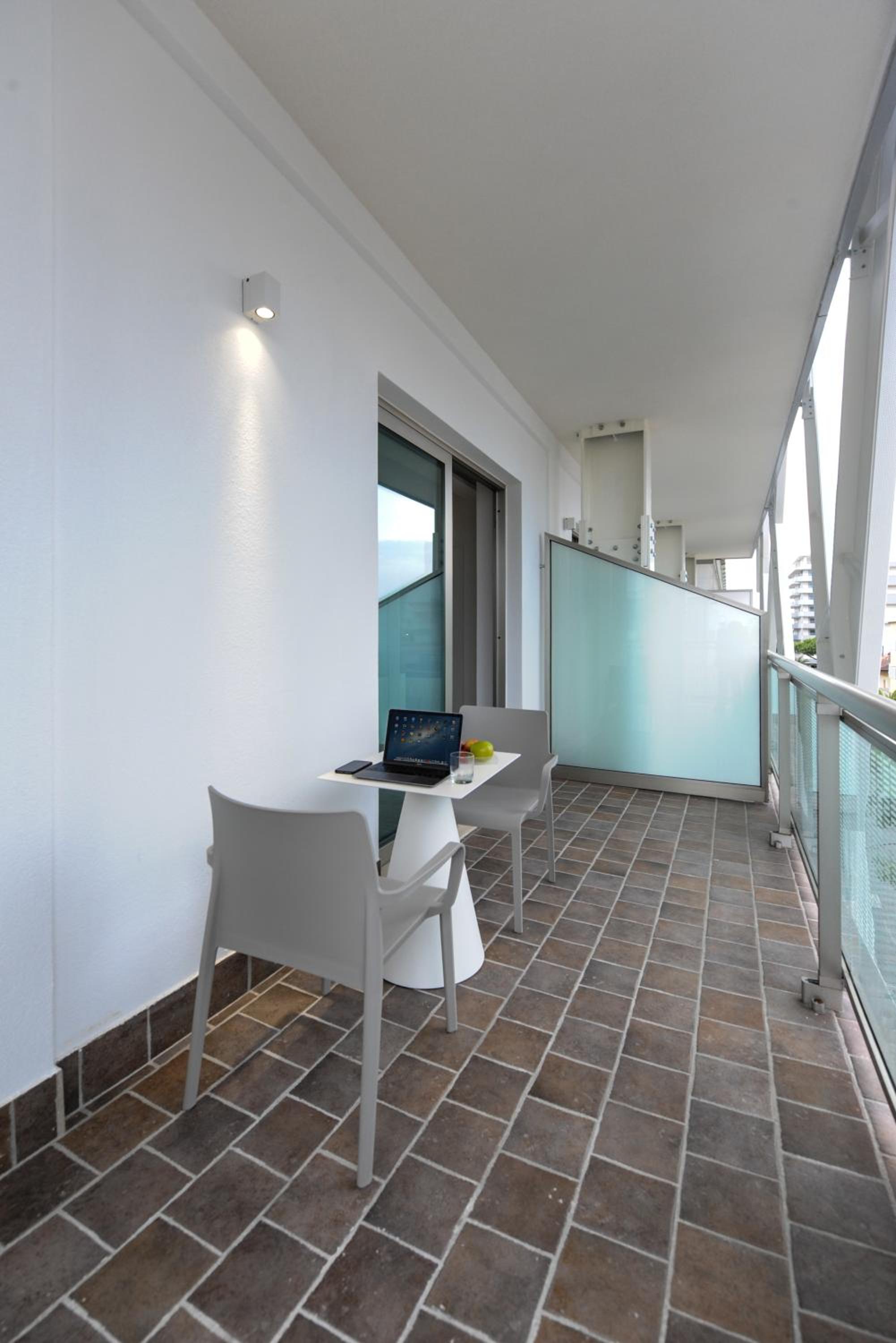 Superior Triple Room with beach access - Photo 12