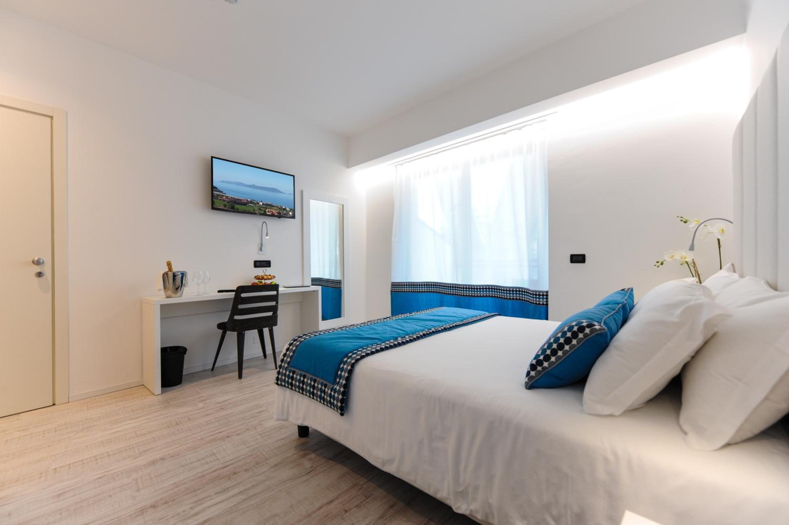 Superior Triple Room with beach access - Photo 1
