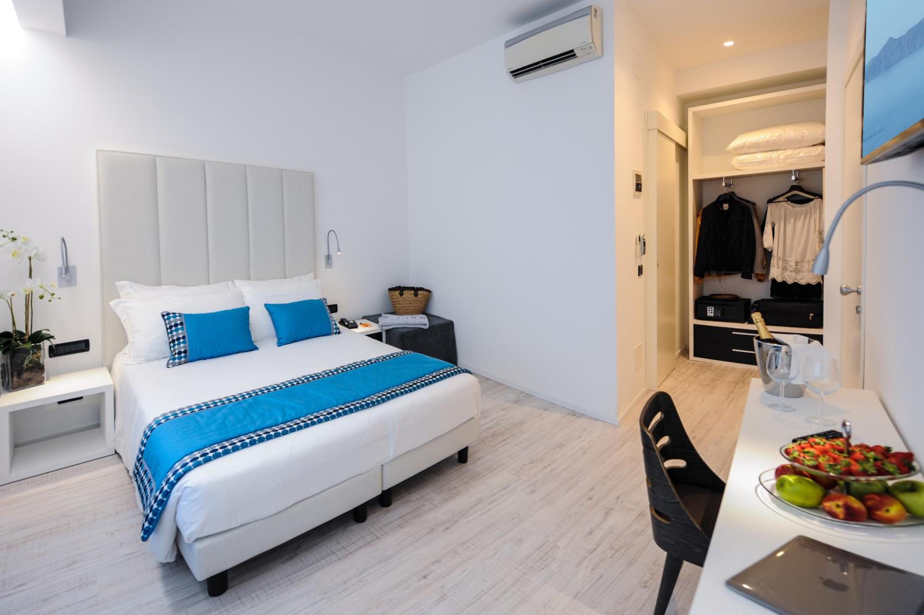 Superior Triple Room with beach access - Photo 3