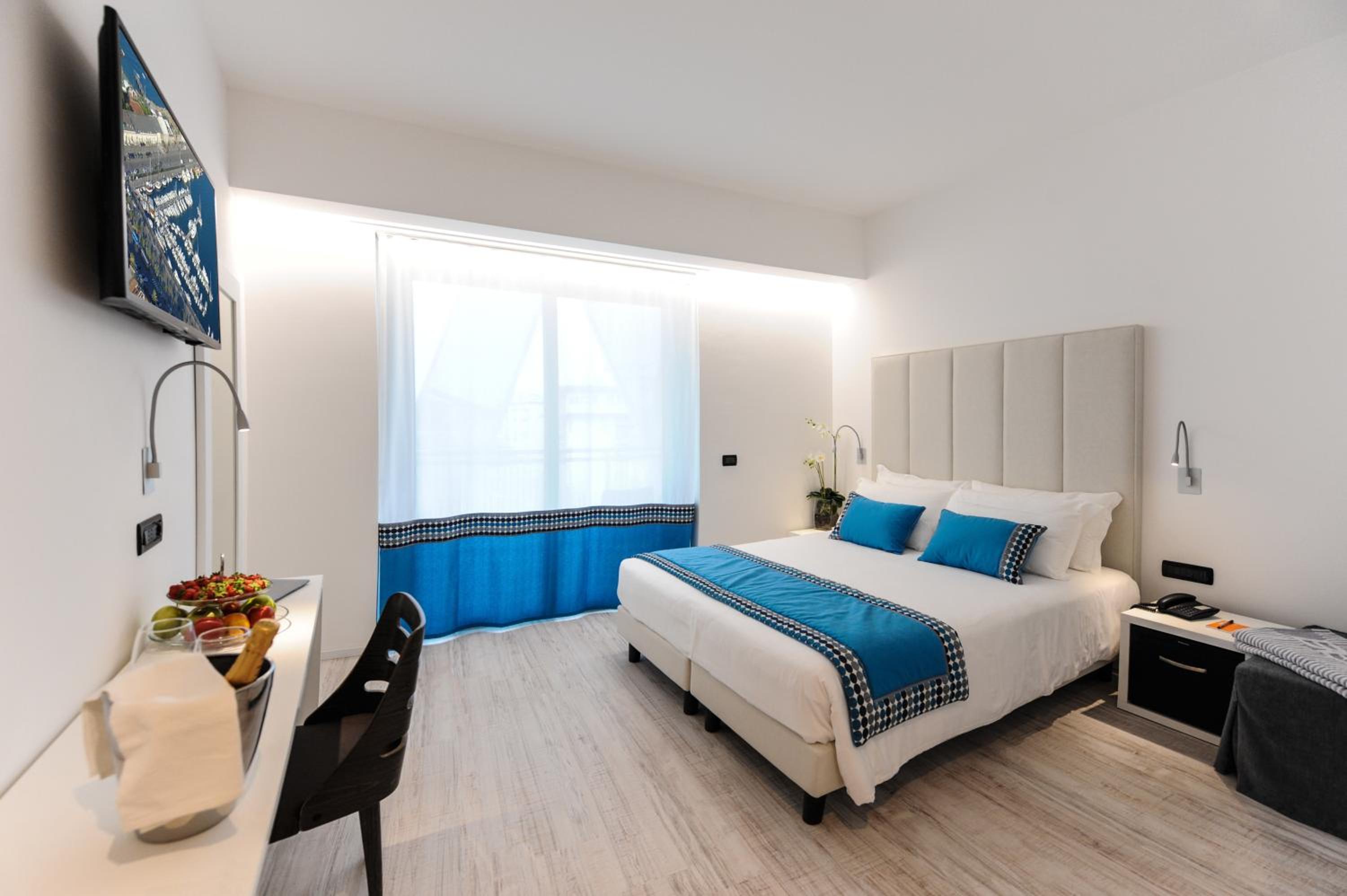Superior Triple Room with beach access - Photo 11
