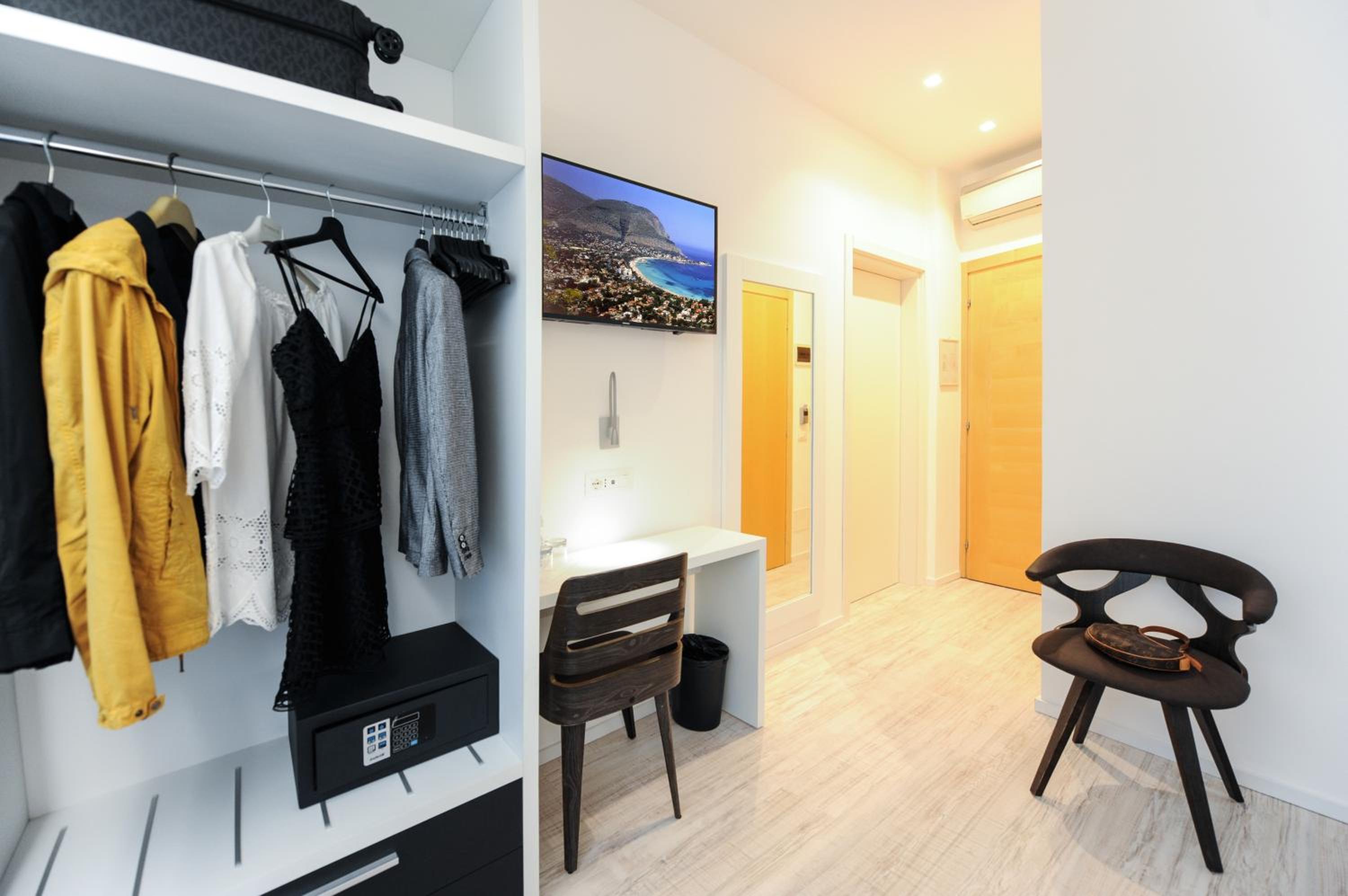 Double Room with Beach Access - Photo 1