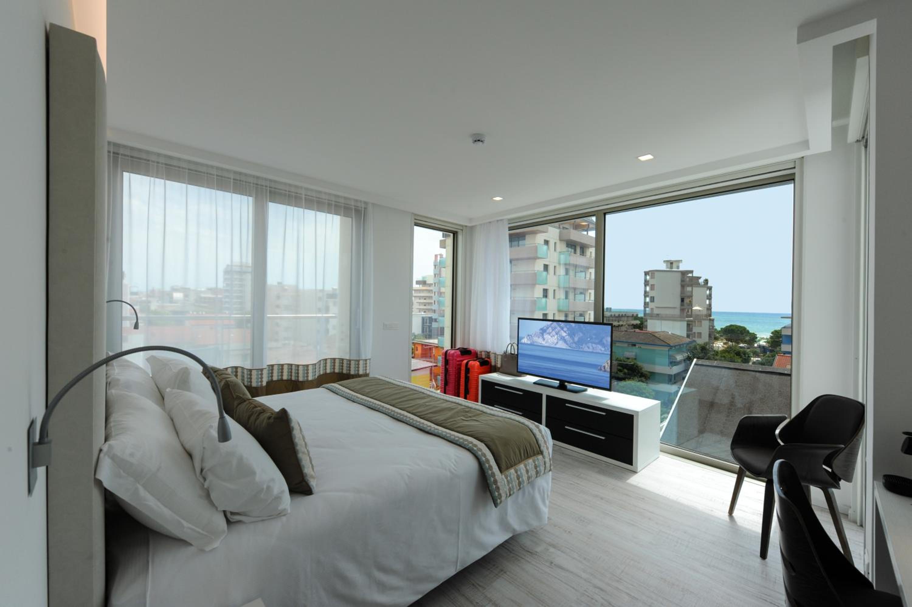 Junior Suite with Sea View and Beach Access - Photo 1