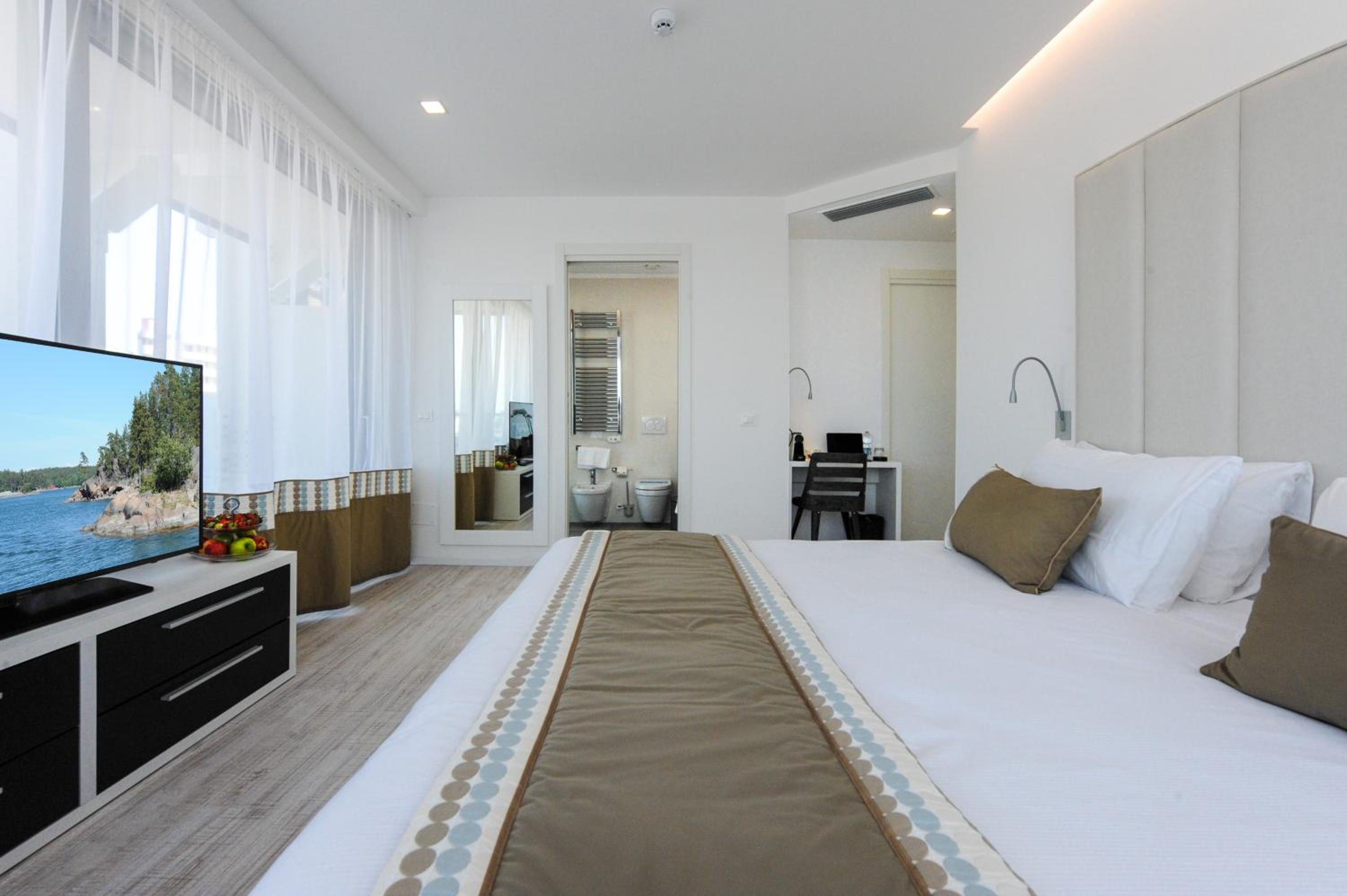 Junior Suite with Terrace and Beach Access photo 1