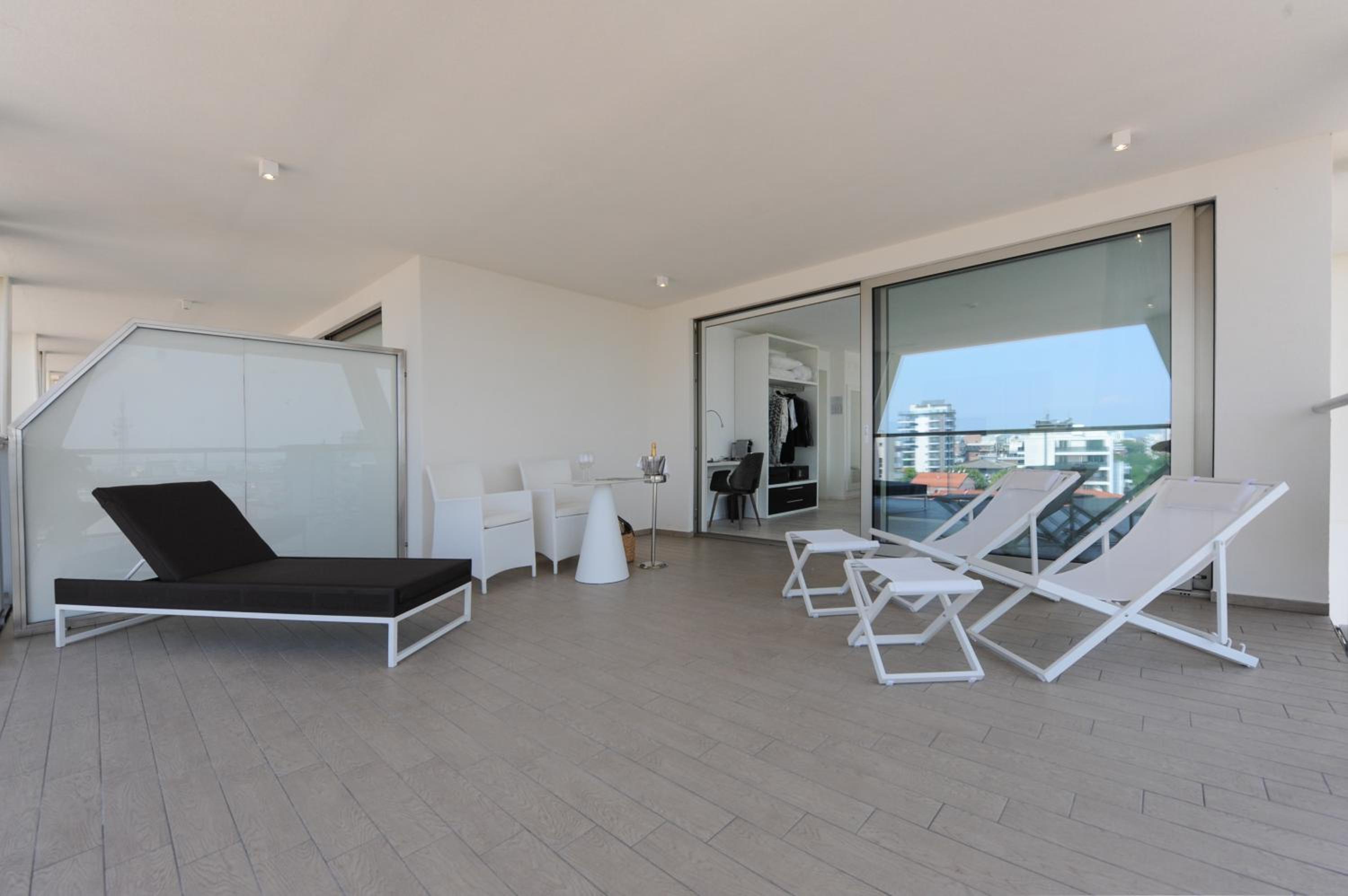 Deluxe Suite with Beach Access - Photo 22