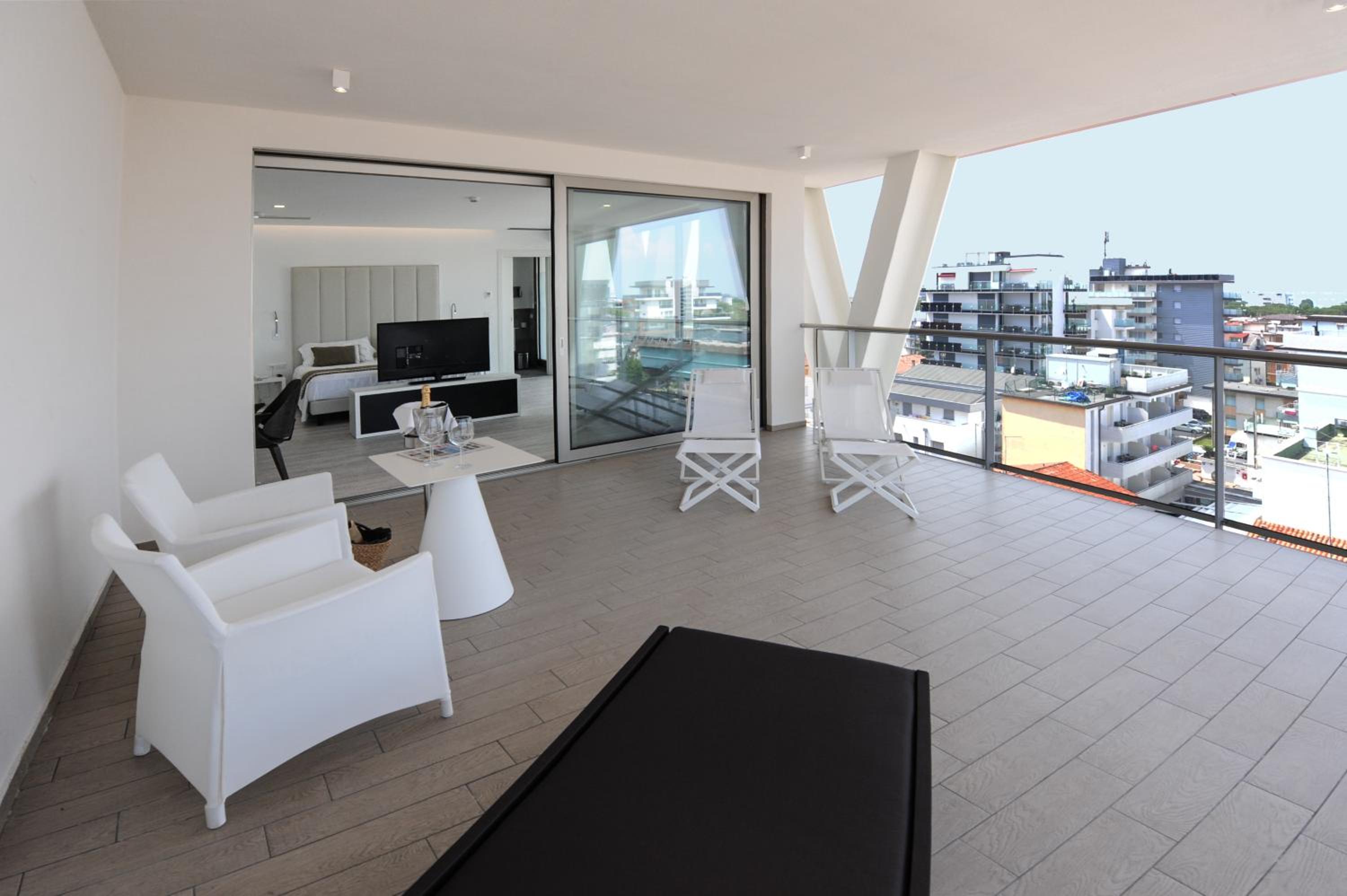 Deluxe Suite with Beach Access - Photo 23