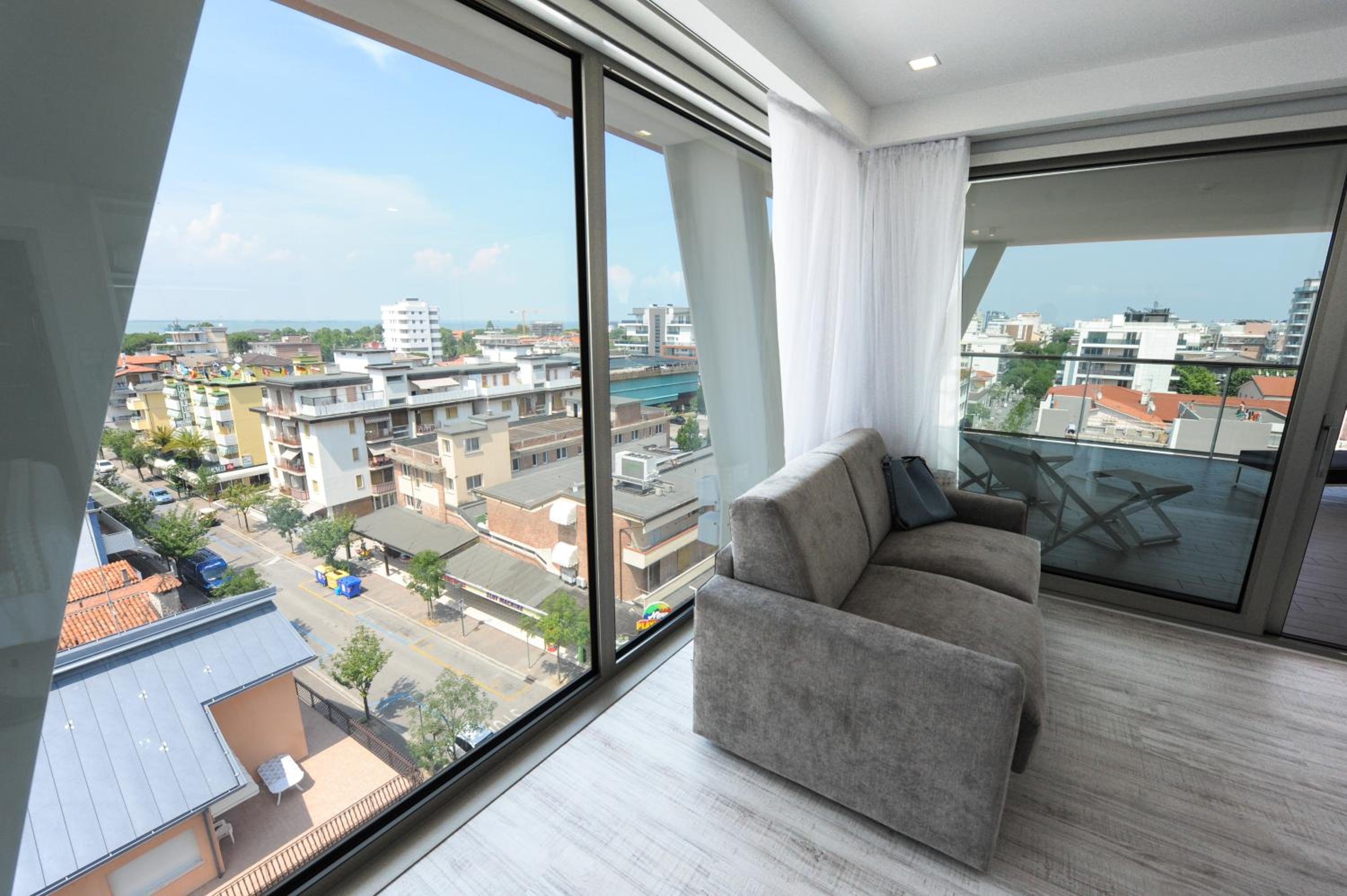 Deluxe Suite with Beach Access - Photo 8