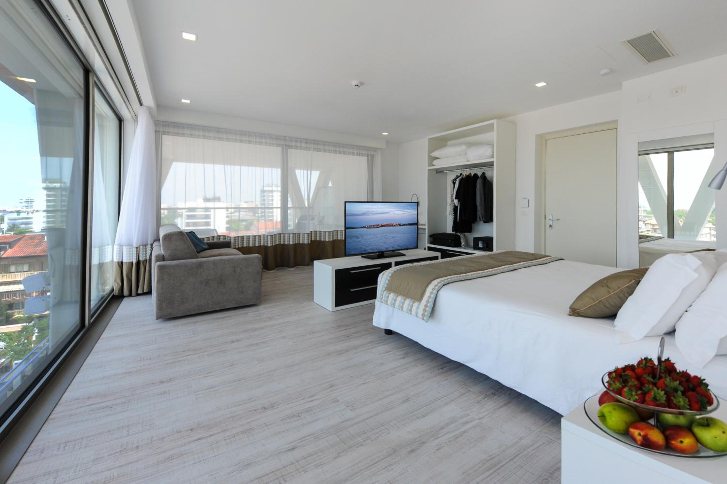 Deluxe Suite with Beach Access - Photo 1