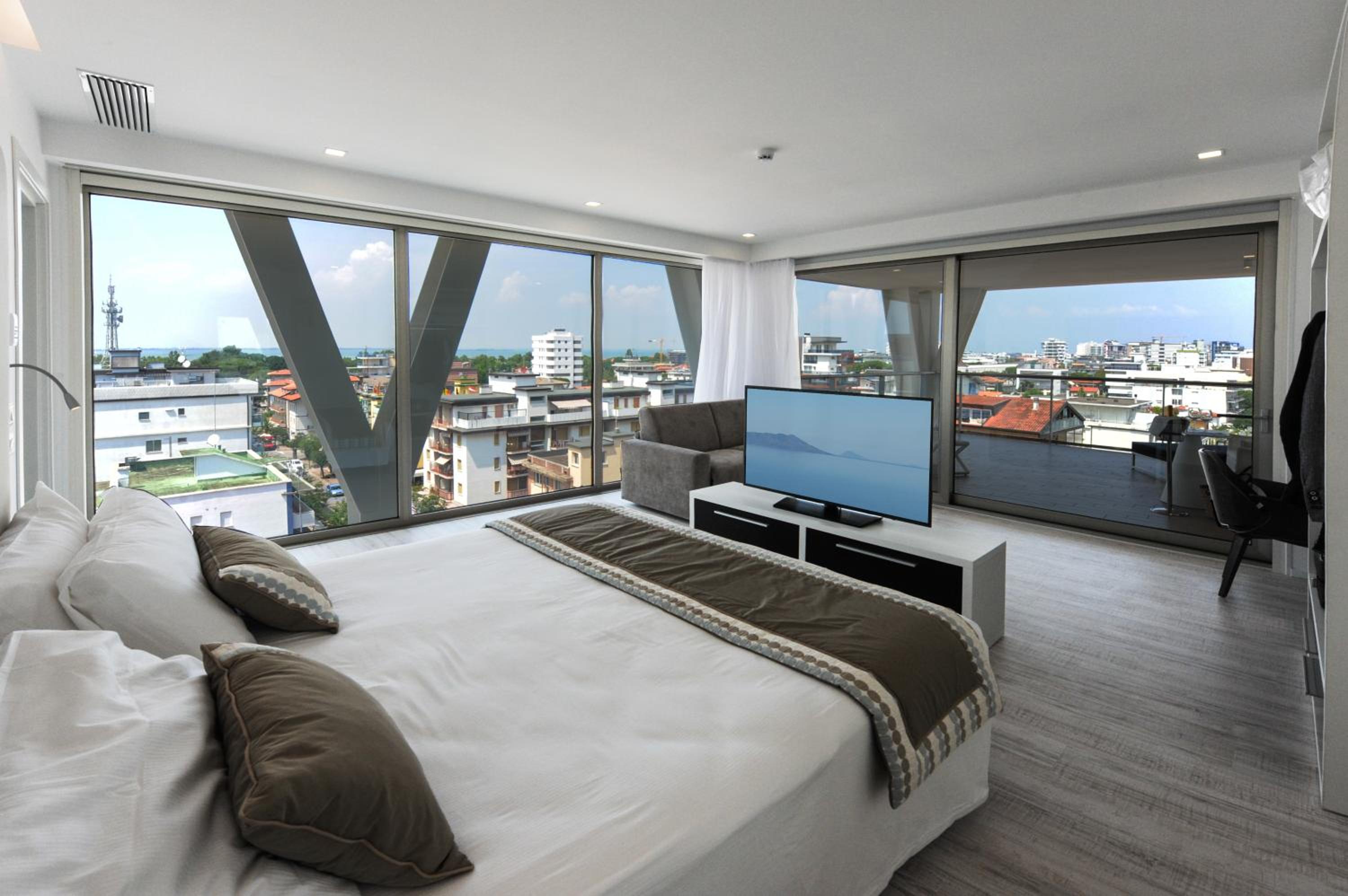 Deluxe Suite with Beach Access - Photo 20