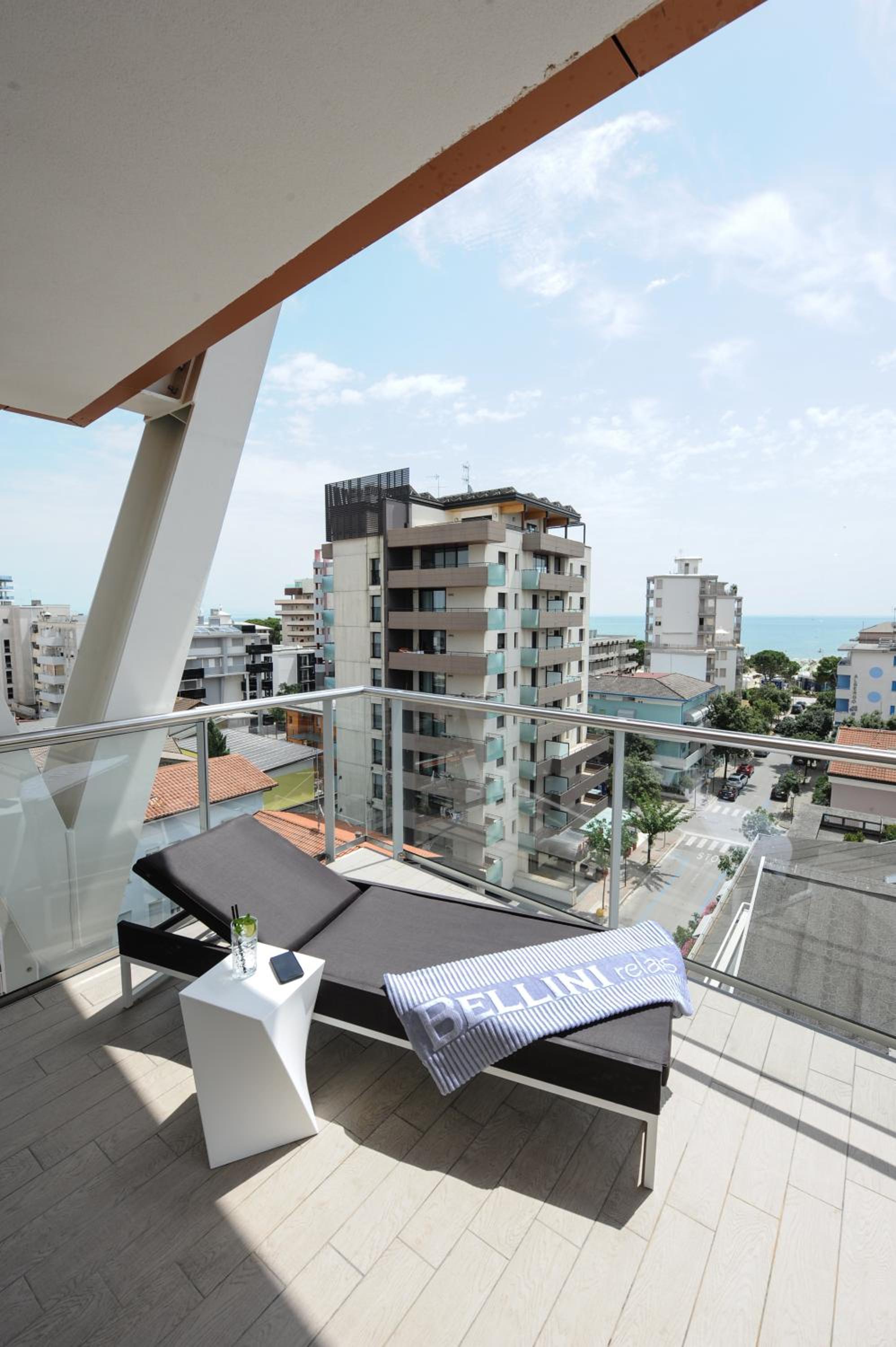 Deluxe Suite with Beach Access - Photo 11