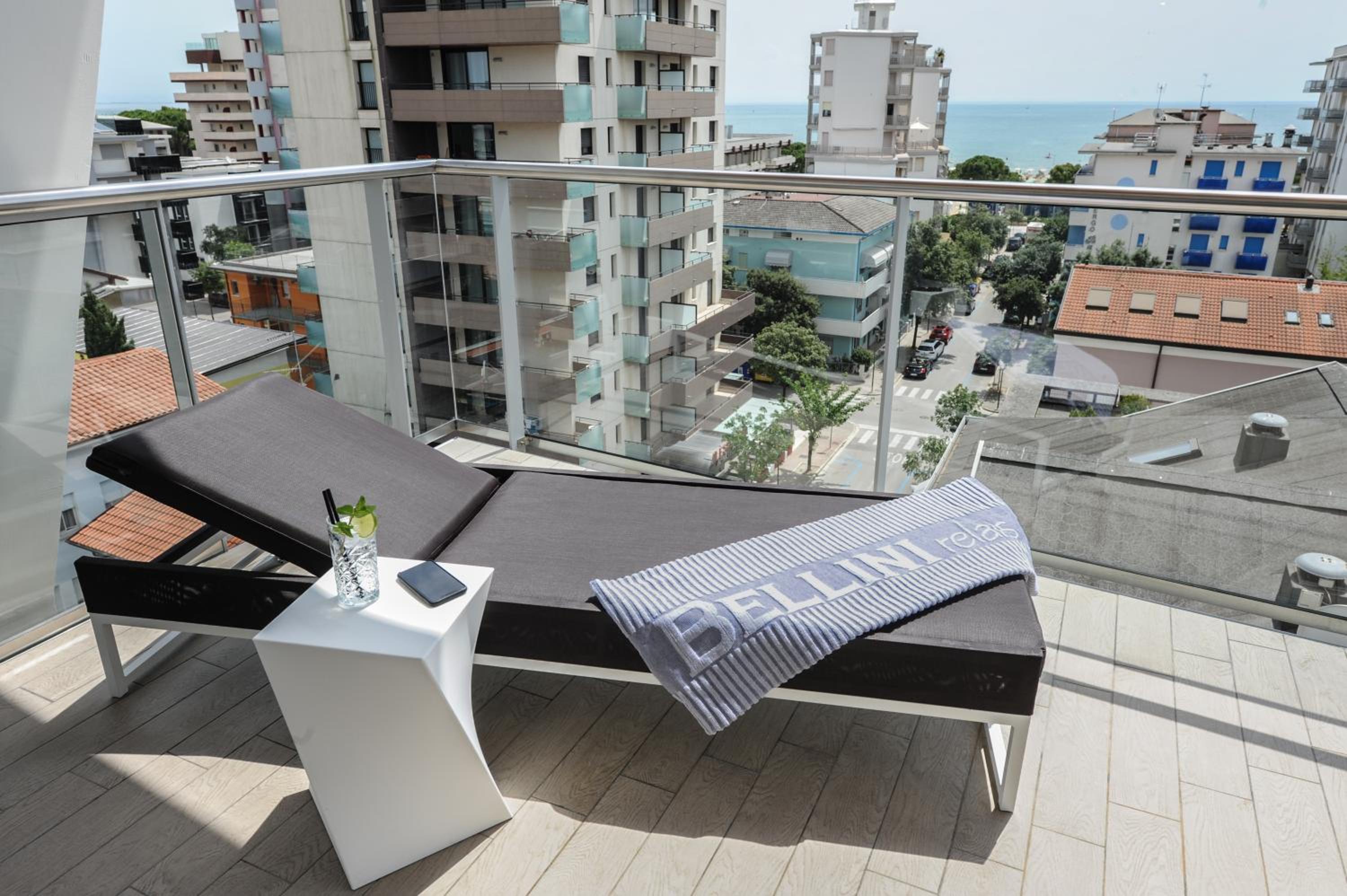 Deluxe Suite with Beach Access - Photo 14