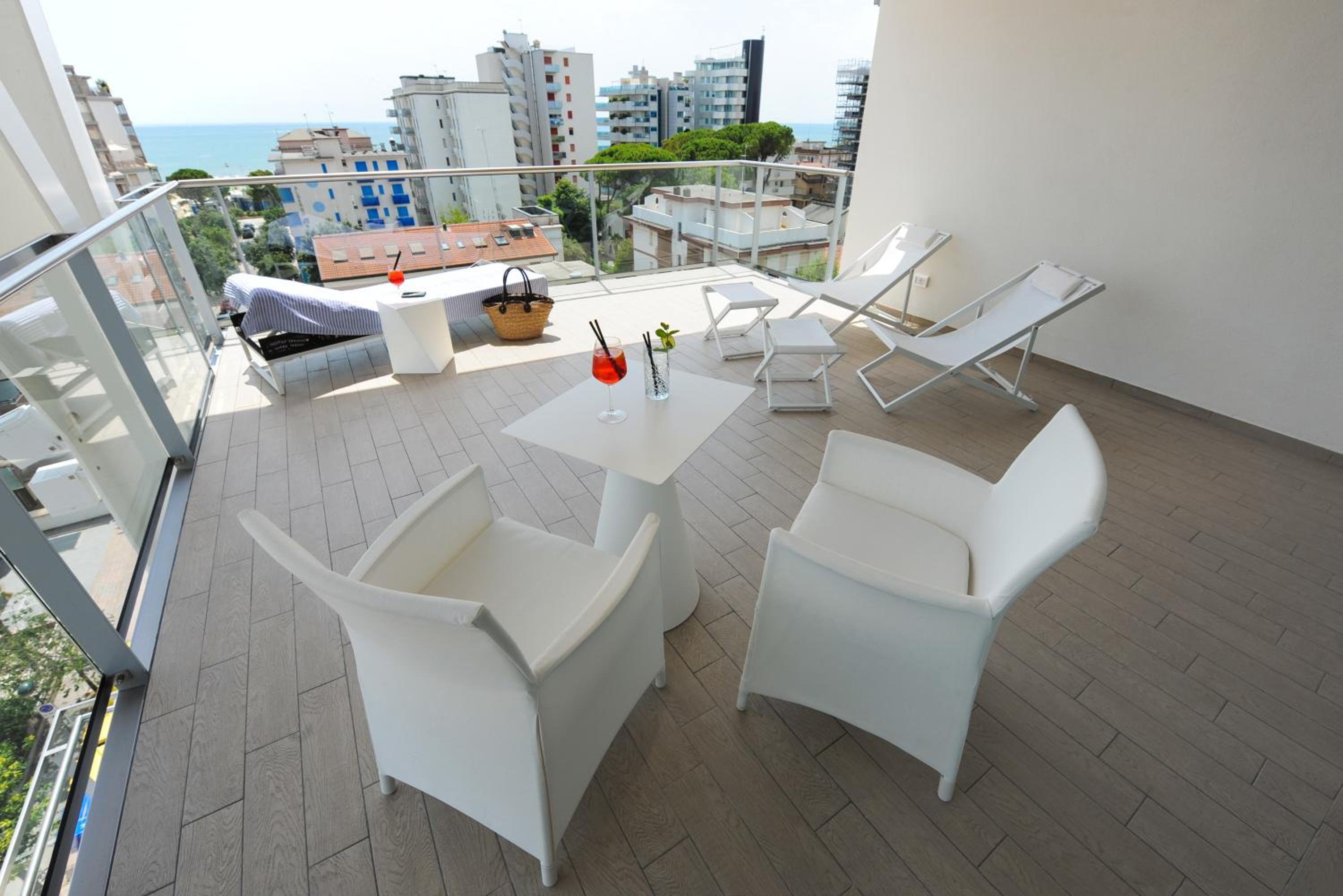Deluxe Suite with Beach Access - Photo 9