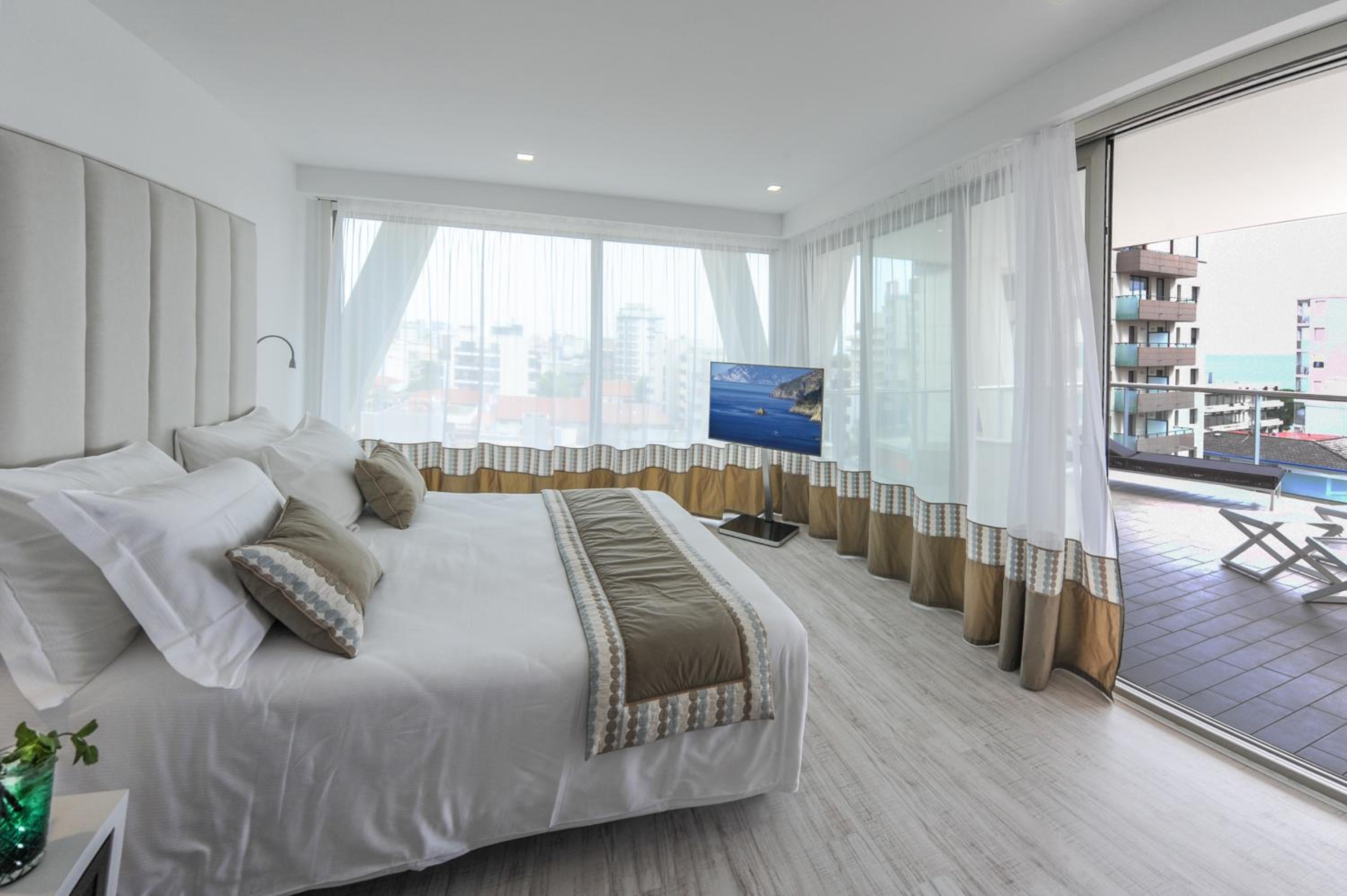Deluxe Suite with Beach Access - Photo 3