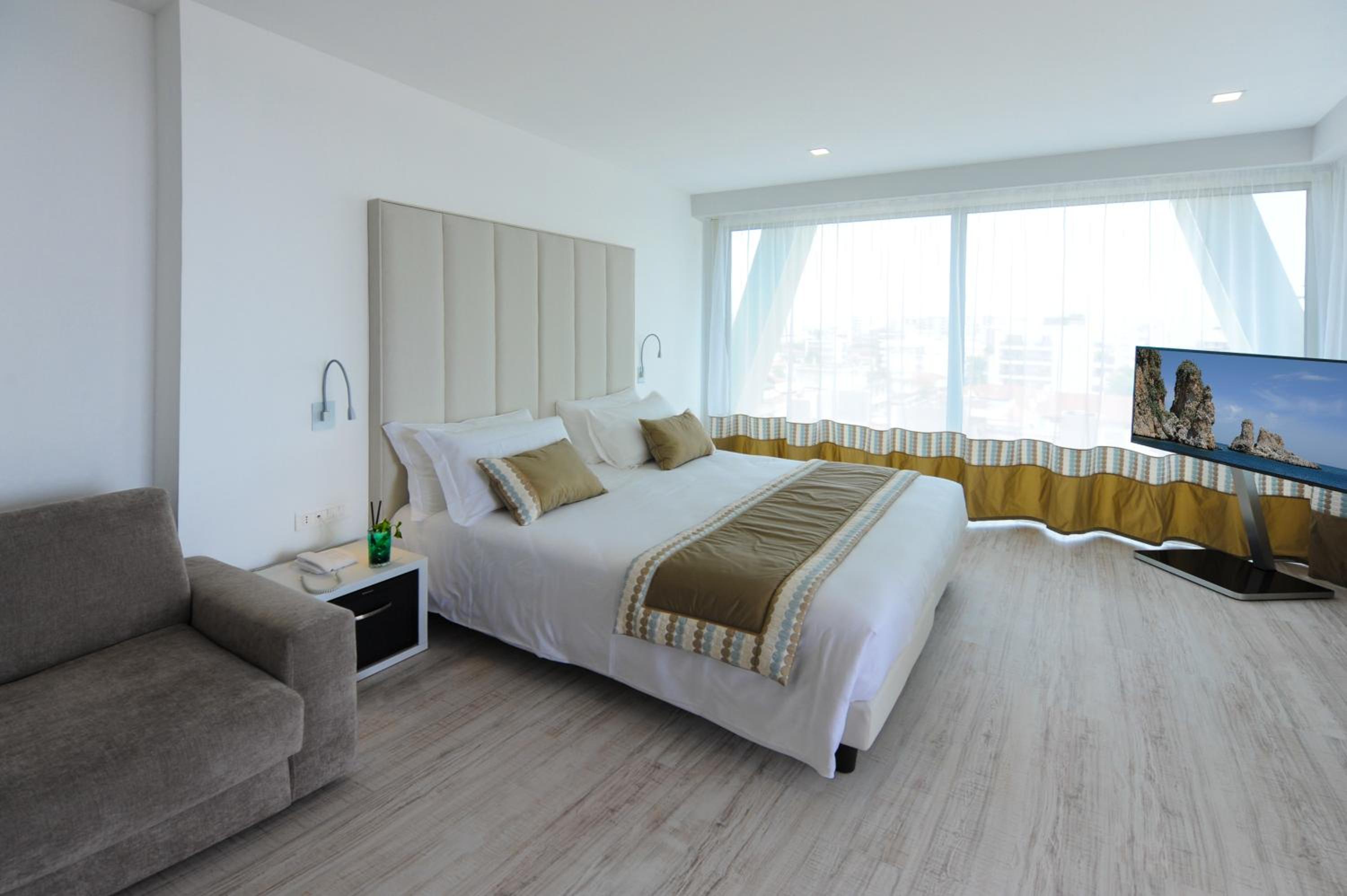 Deluxe Suite with Beach Access - Photo 15