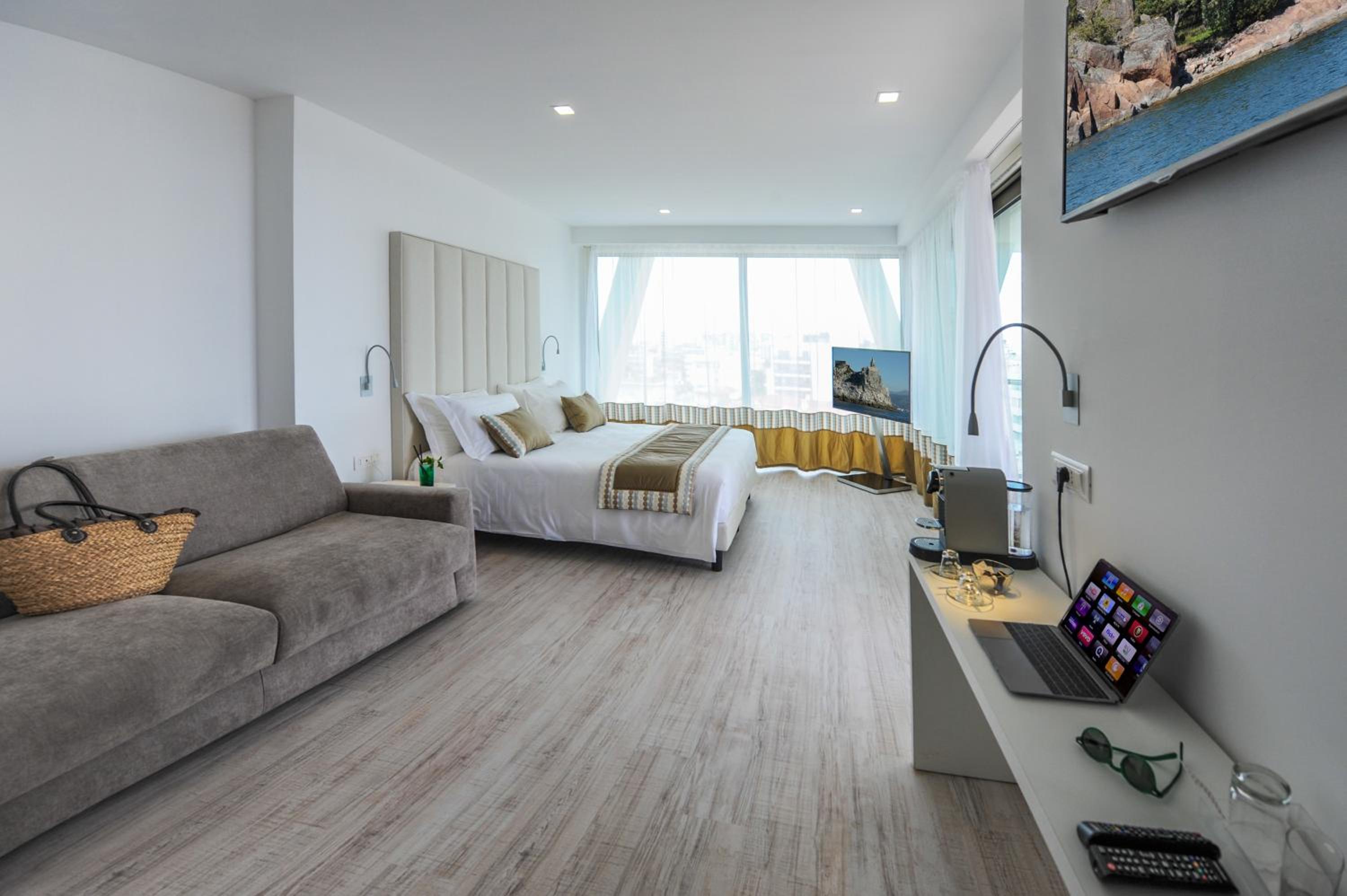 Deluxe Suite with Beach Access - Photo 16