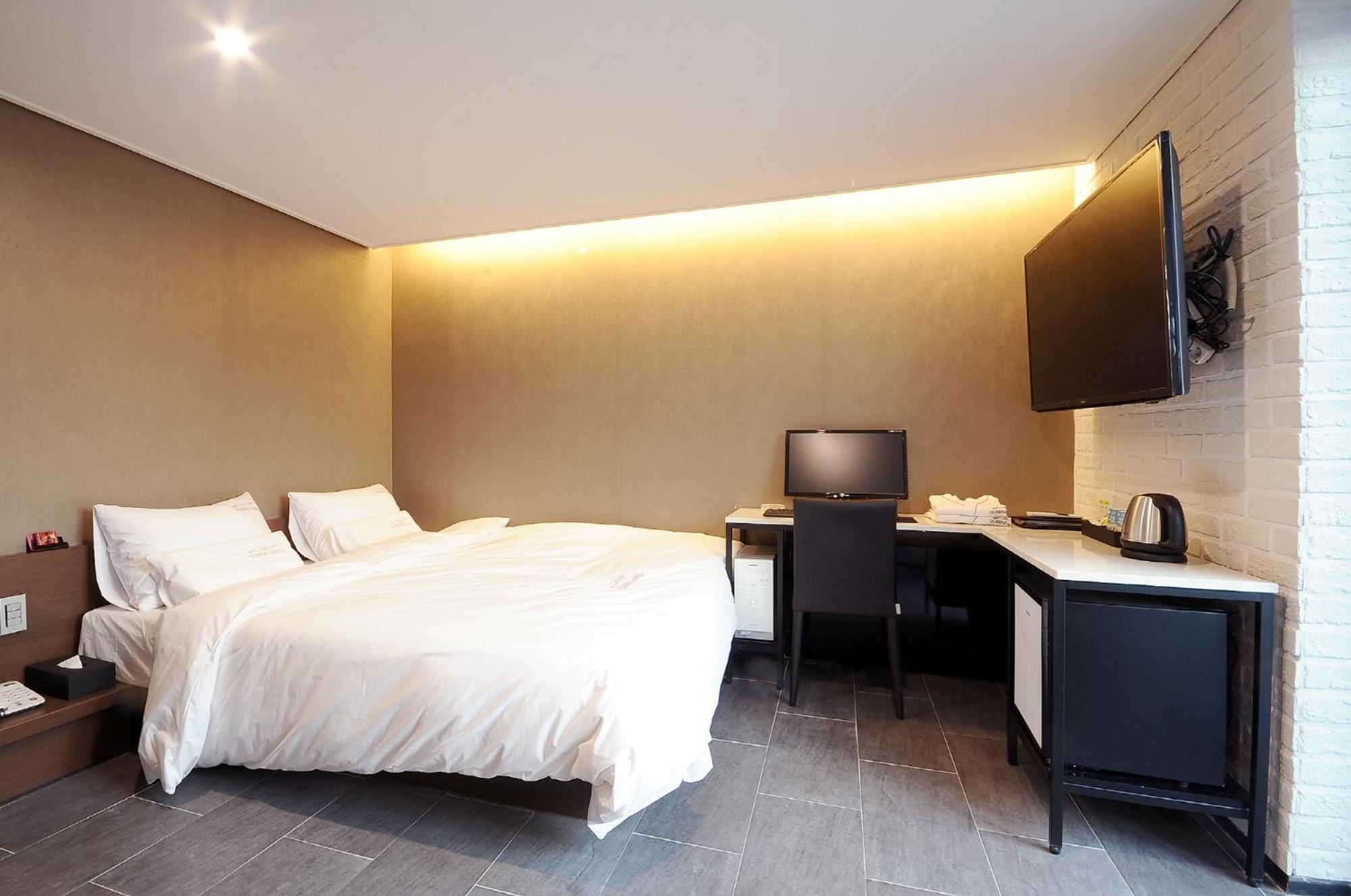 No Parking - Premier Double Room photo 2