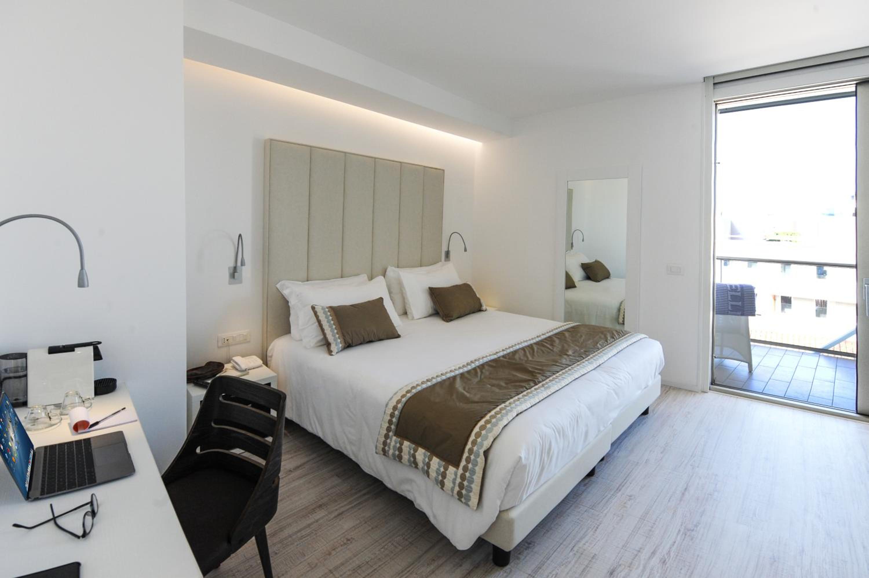 Deluxe Double or Twin Room with Balcony and Beach Access photo 3