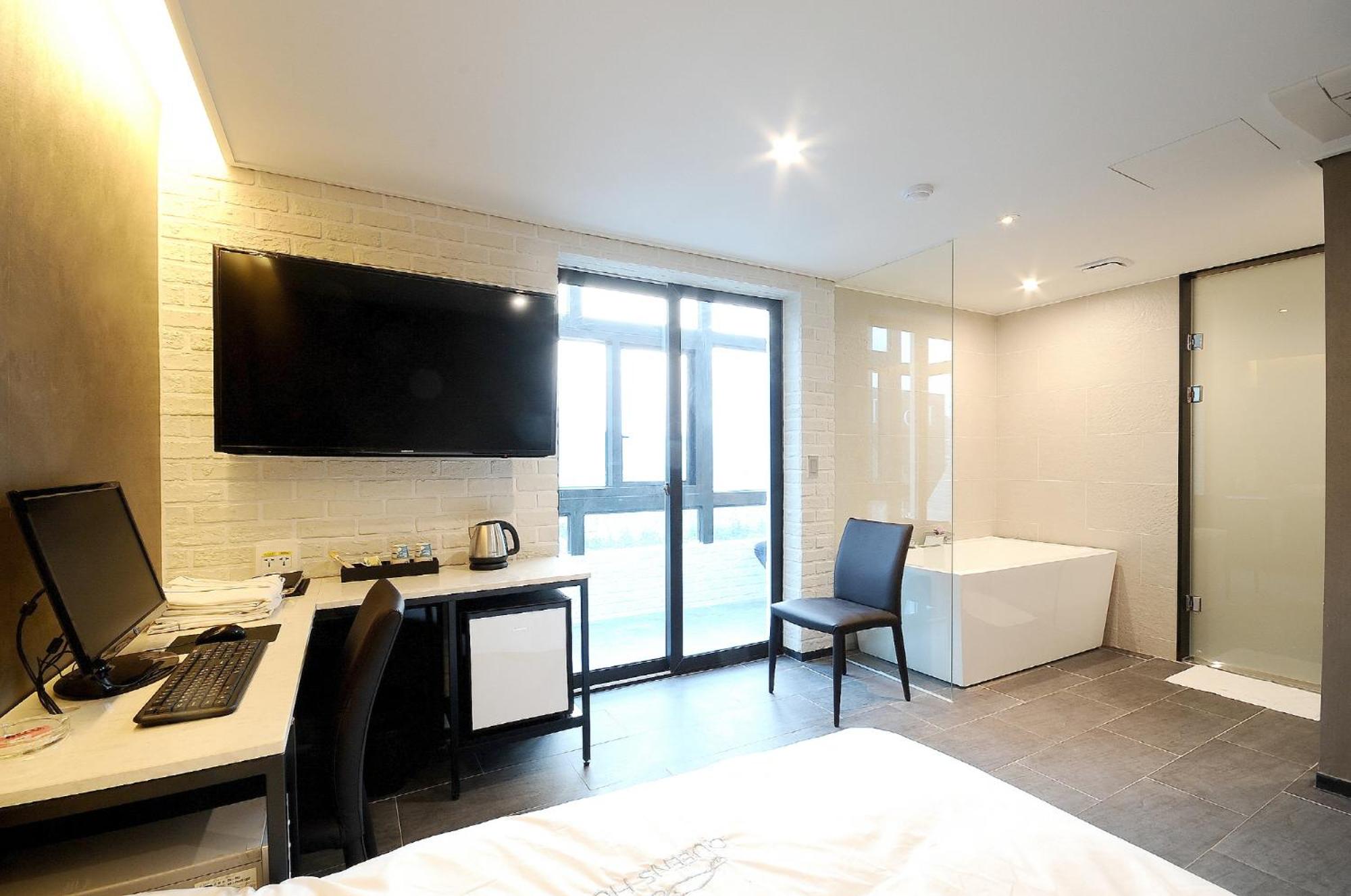 No Parking - Premier Double Room photo 3