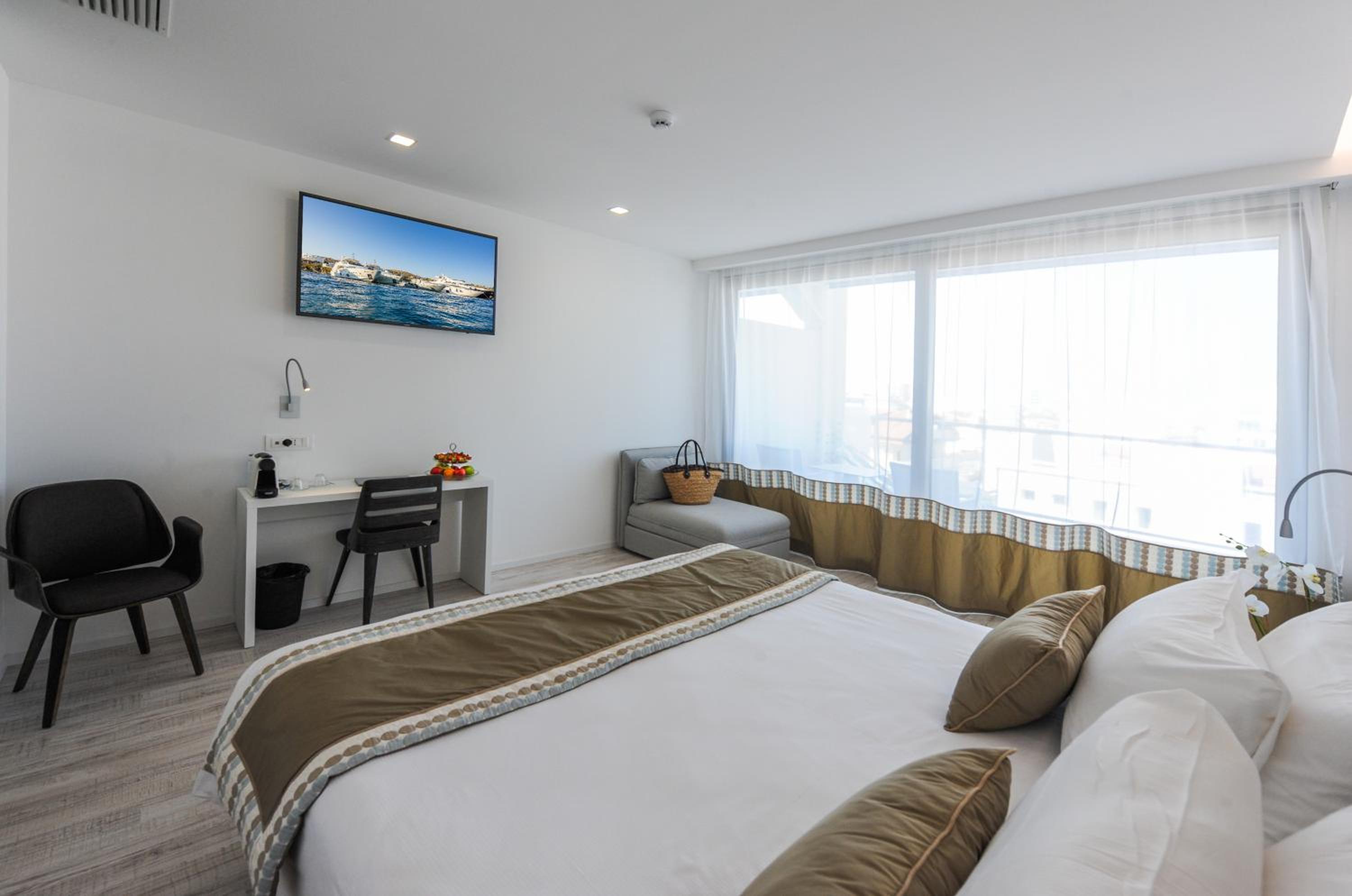 Deluxe Double or Twin Room with Balcony and Beach Access photo 1