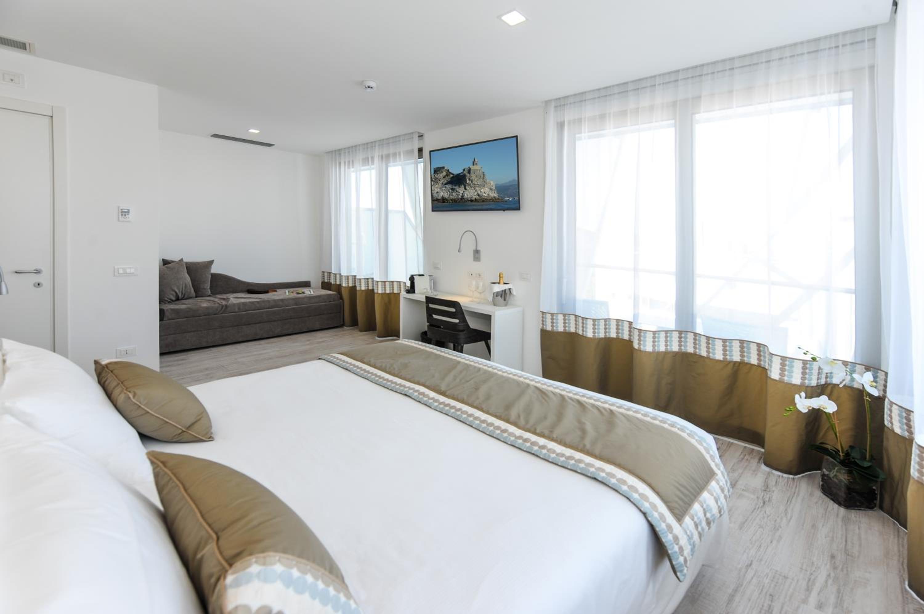 Junior Suite with Beach Access - Photo 4
