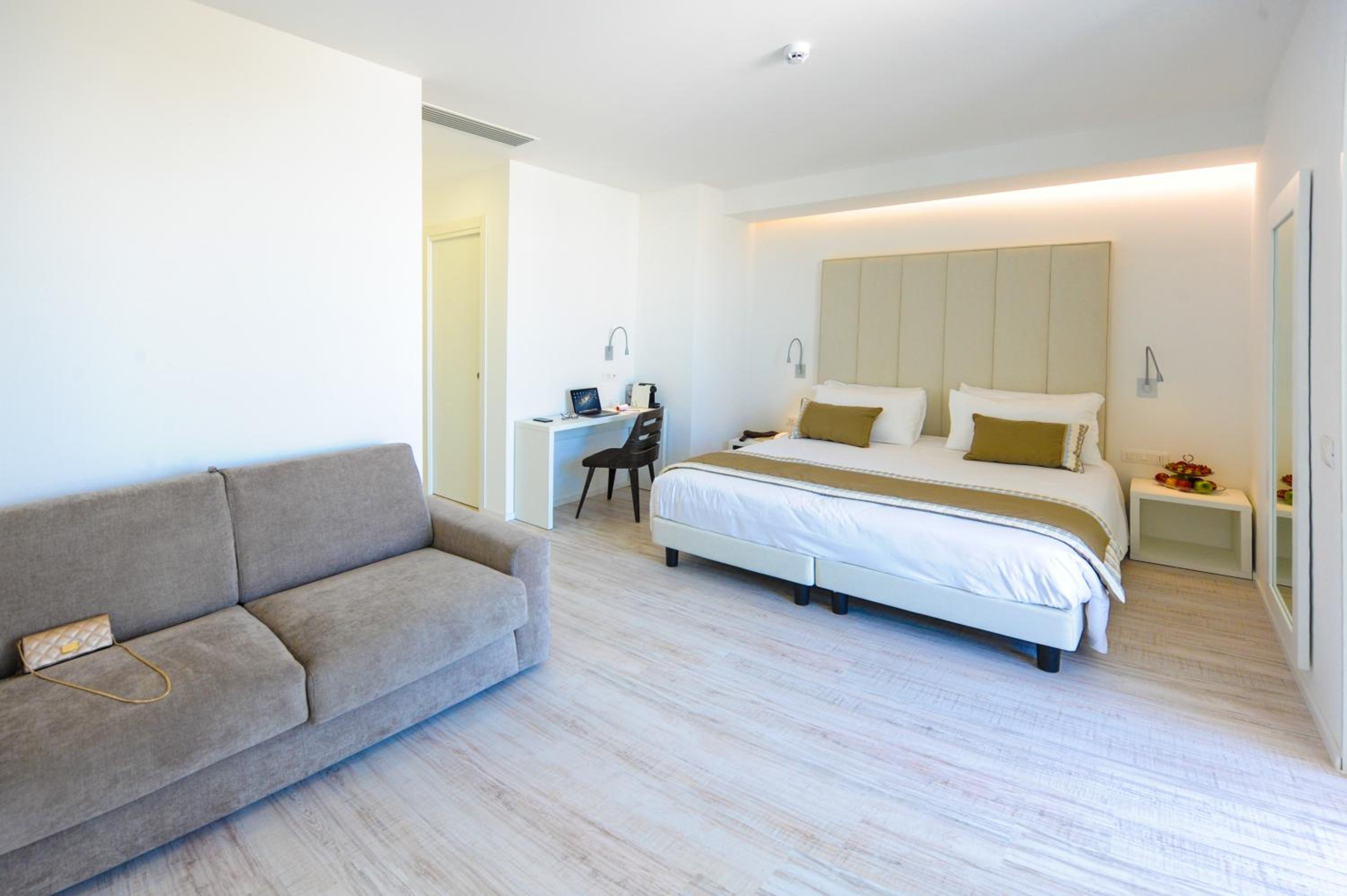 Junior Suite with Beach Access - Photo 3