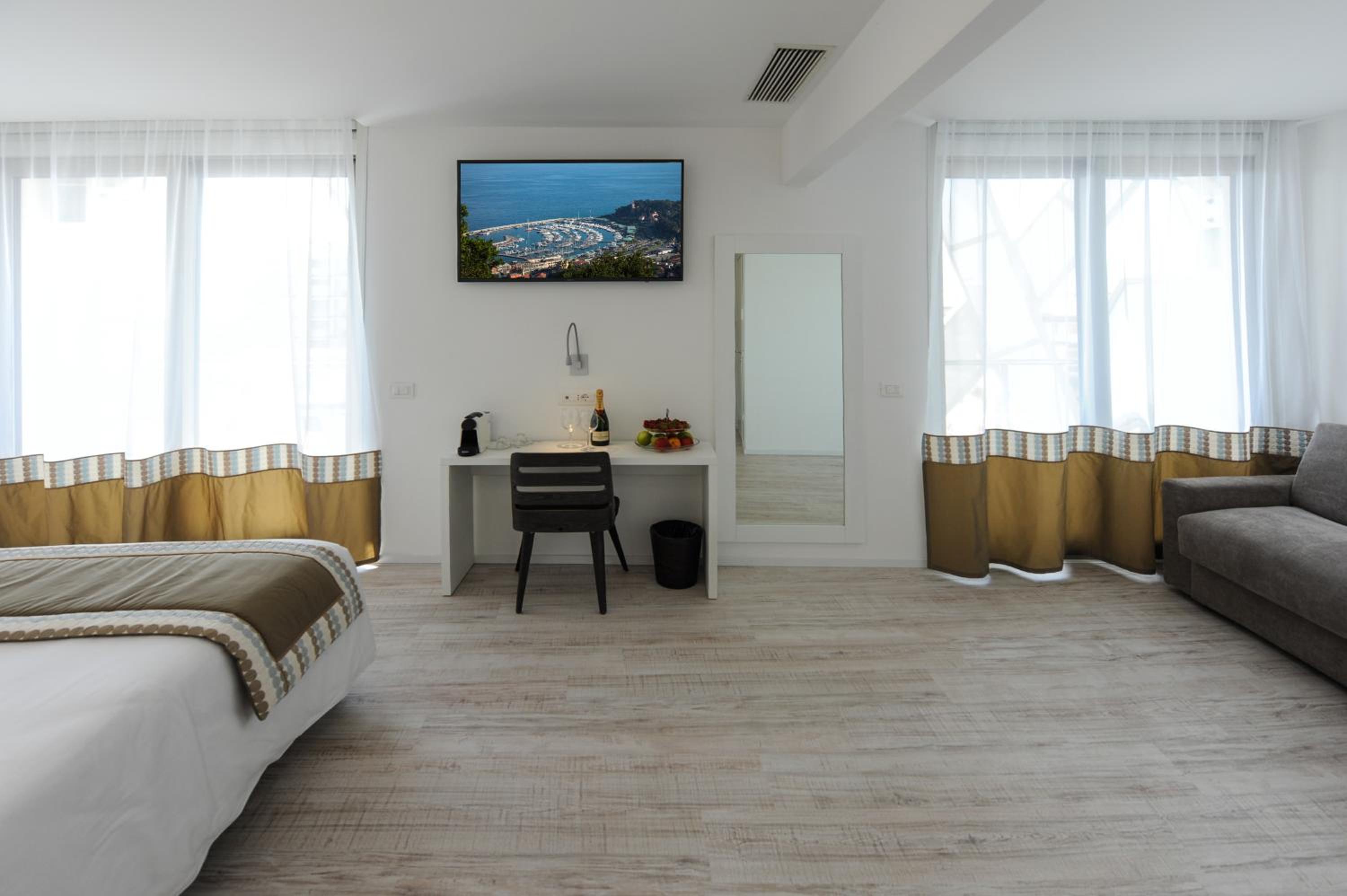 Suite with Beach Access - Photo 1